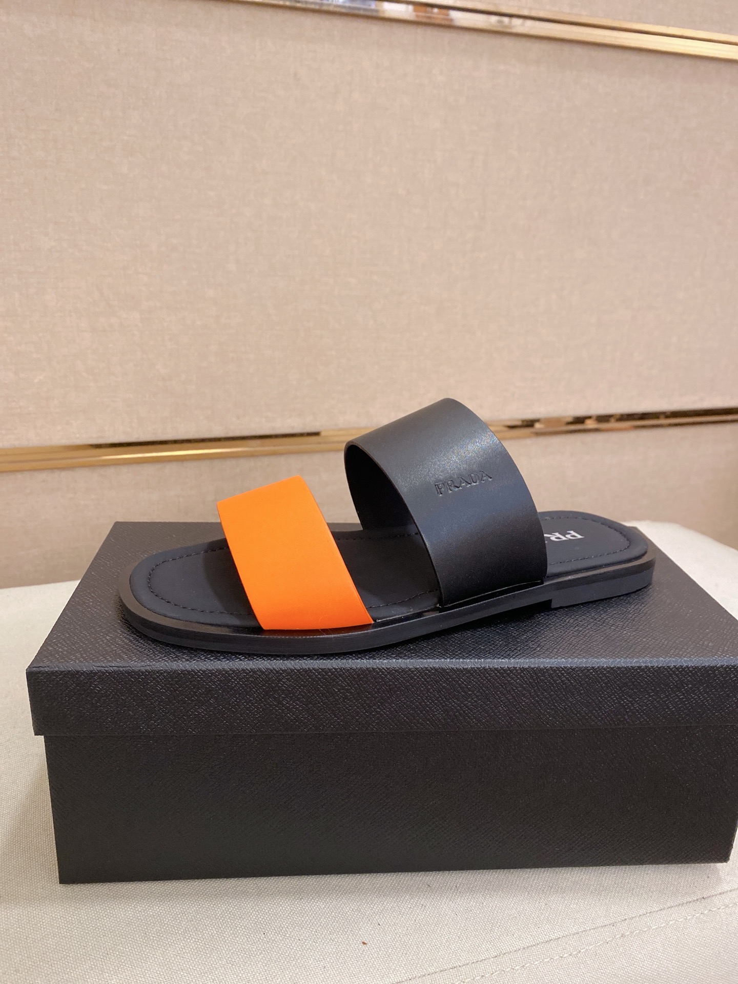 出厂价：220
PRADA 拖鞋，男士春夏拖鞋专柜同步 
鞋面意大利进口牛皮搭，
标志图形高品质工艺，
鞋底：原厂特供原版底，
码数:38-44码
