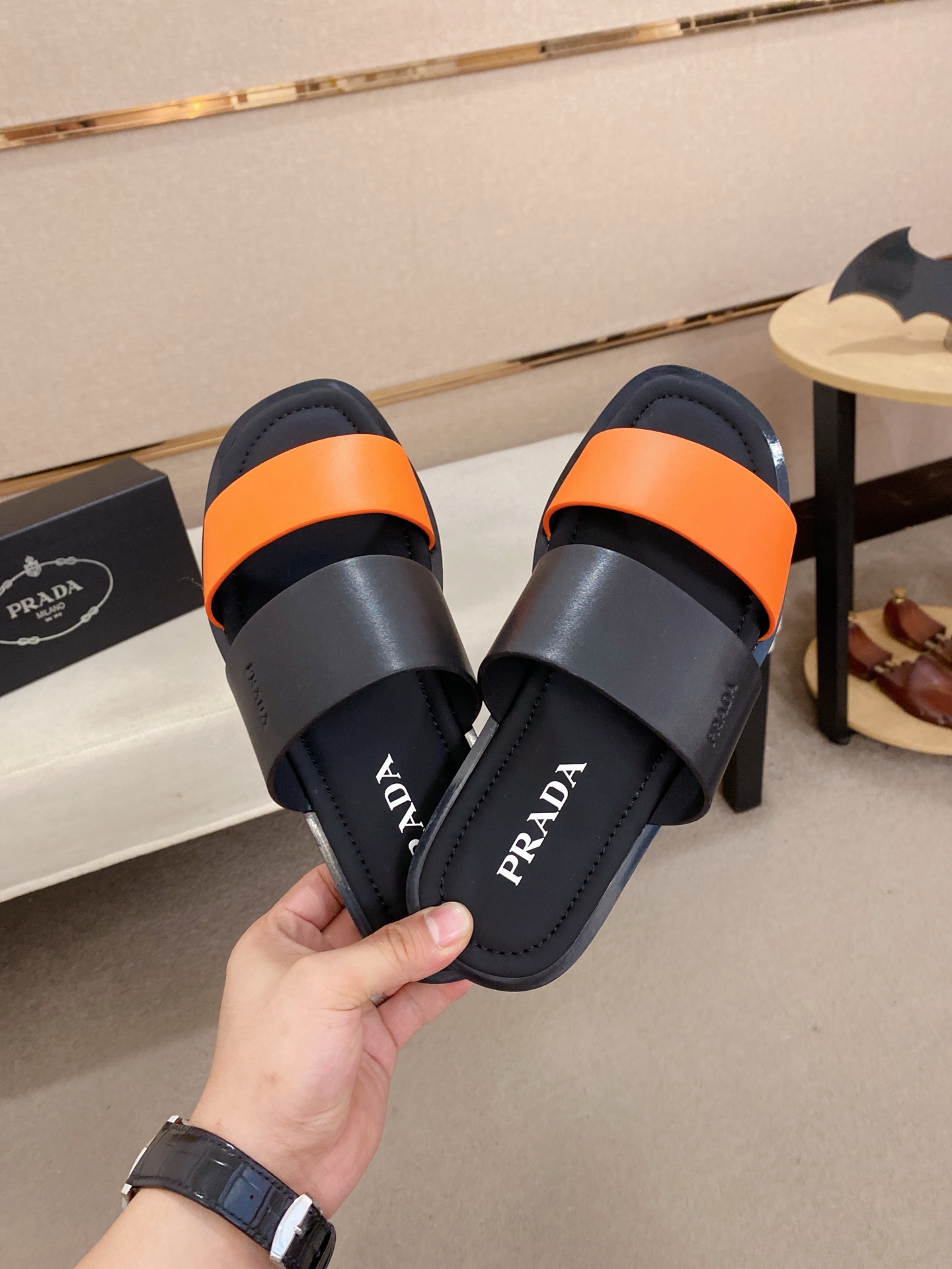 出厂价：220
PRADA 拖鞋，男士春夏拖鞋专柜同步 
鞋面意大利进口牛皮搭，
标志图形高品质工艺，
鞋底：原厂特供原版底，
码数:38-44码
