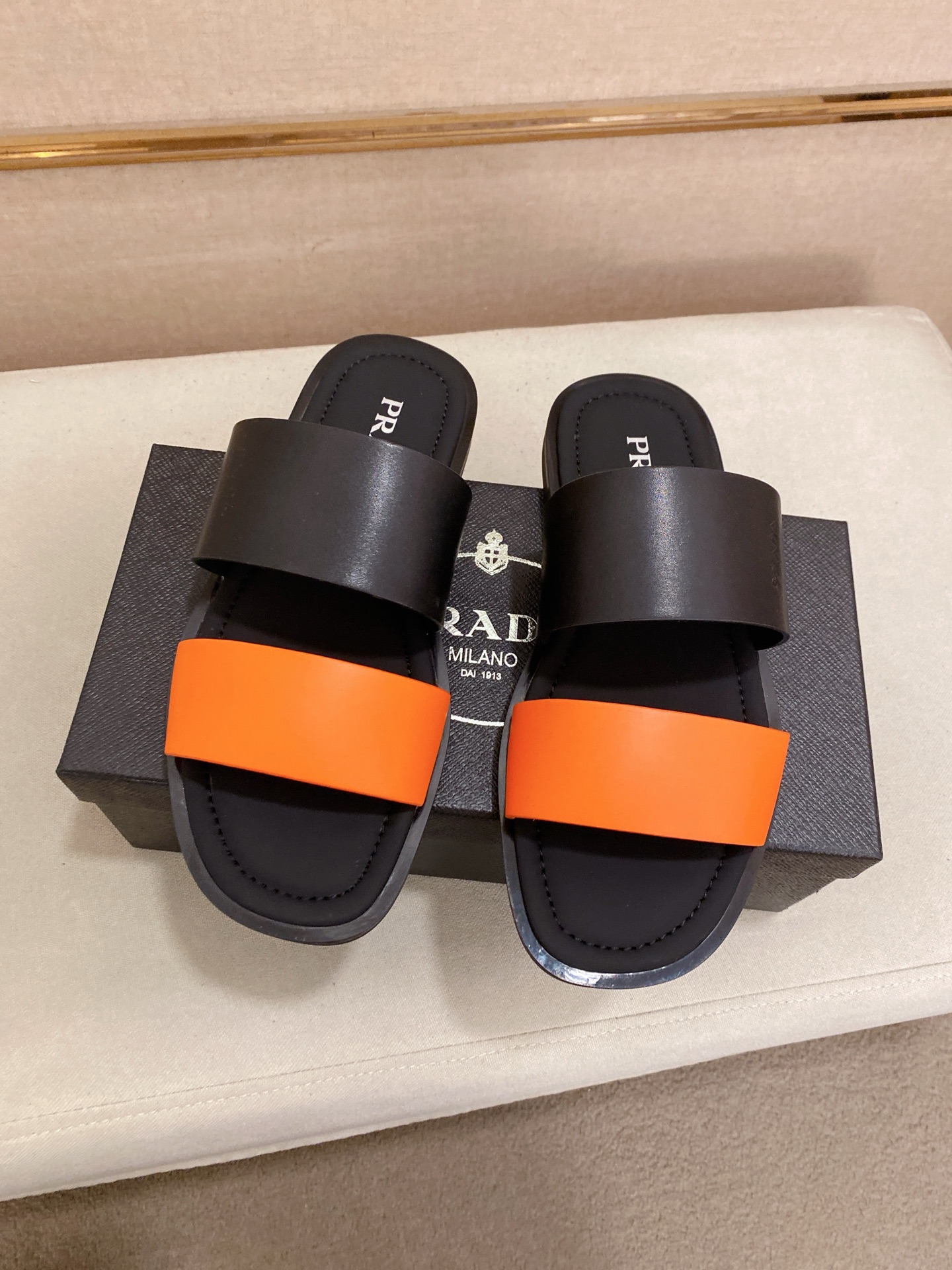 出厂价：220
PRADA 拖鞋，男士春夏拖鞋专柜同步 
鞋面意大利进口牛皮搭，
标志图形高品质工艺，
鞋底：原厂特供原版底，
码数:38-44码