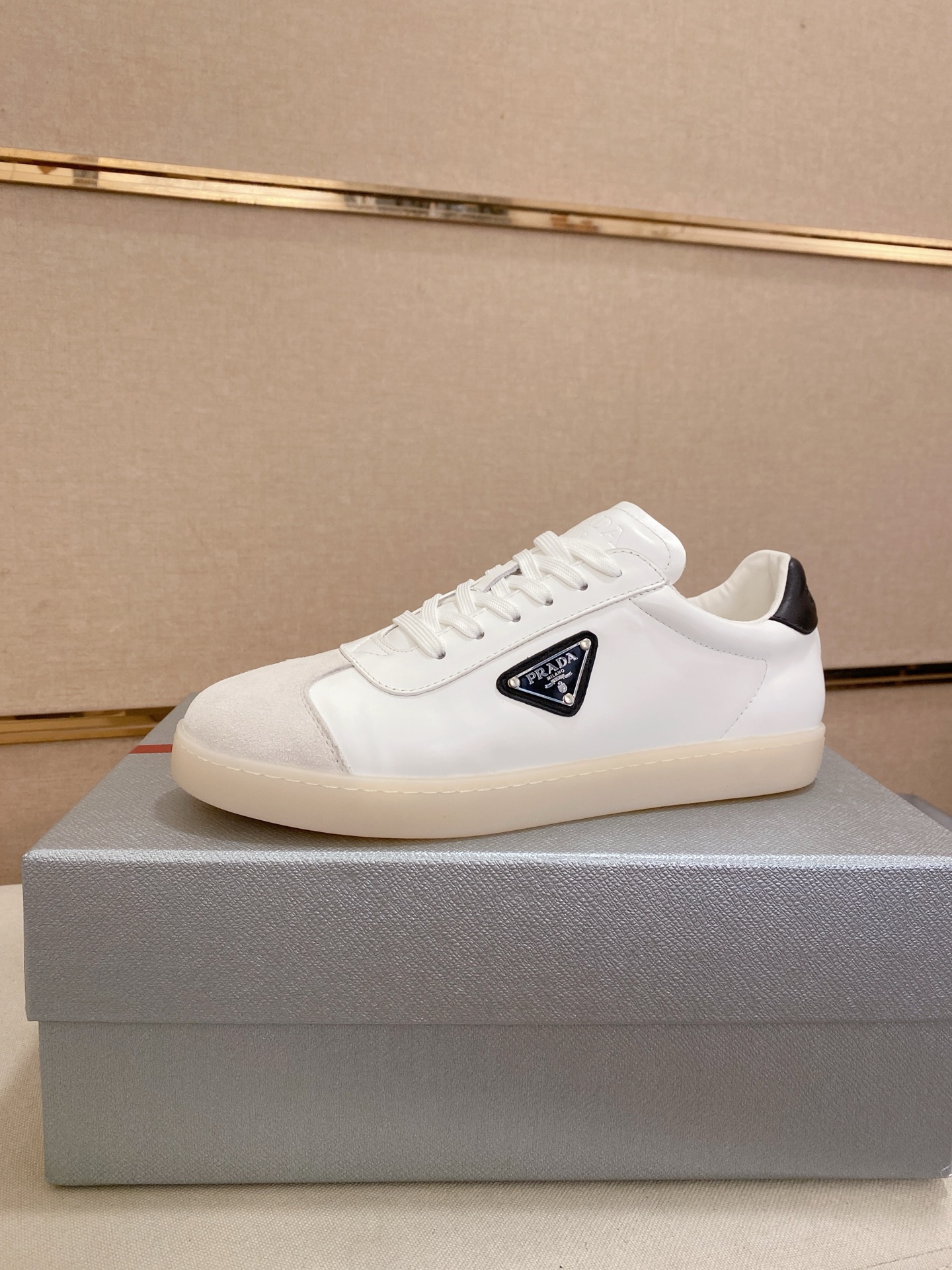 NO:347344,High-quality new PRADA (Prada) counters are launched simultaneously. New men's shoes and fabrics are selected from the top layer of cowhide, made of pure handicrafts. Inner: full cowhide inner lining. High-end air cushion mold-opening rubber outsole, exquisite lines, simple and atmospheric, comfortable to go up and down, leisure and travel. Number of codes: 38-44,, prada, prada, cowhide19860909高版本 高品质新款PRADA(普拉达)专柜同步上市, 新款男鞋、面料精选头层牛皮,纯手工艺制作而成.内里:全牛皮内里.高端气垫开模防滑橡胶大底,精美线条、简约大气,上脚舒服上挡次、休闲旅游.码数:38一44,,prada,prada,cowhide,Men's shoes