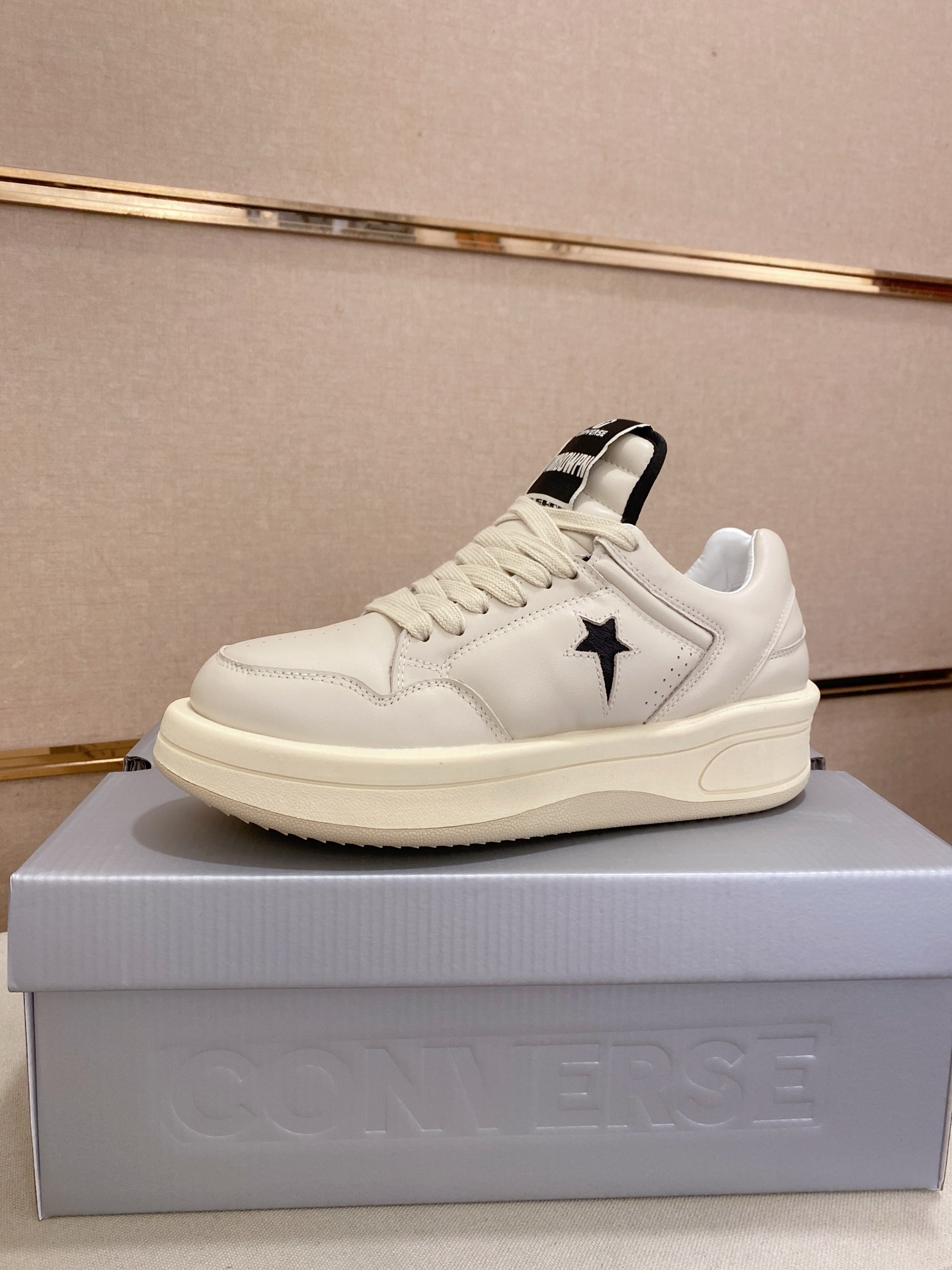 NO:347379,Couple model Fat Ding new model Converse, Owens co-branded limited edition model Top new counters are available simultaneously, upper imported Italian top layer cowhide, fully imported sheepskin lining, completely 1 to 1 replica, original sole factory special original sole, exclusive movable molding sole is super comfortable, original order goods, high quality, can enter and exit the counter at will, welcome to compare. Women 35-40. Men 38-45. Custom made 46.47., Converse, cowhide, sheepskin19860909情侣款 胖丁新款 匡威,欧文斯联名限量款 顶级新款专柜同步发售,鞋面意大利进口头层牛皮,全进口羊皮内里,完全1比1复刻,鞋底原厂特供原版底,独家活动成型底超级舒适,原厂跟单货,高品质,可随意进出专柜,欢迎对比.女35-40.男38一45.可定做46.47.,,converse,cowhide,sheepskin,Men's shoes