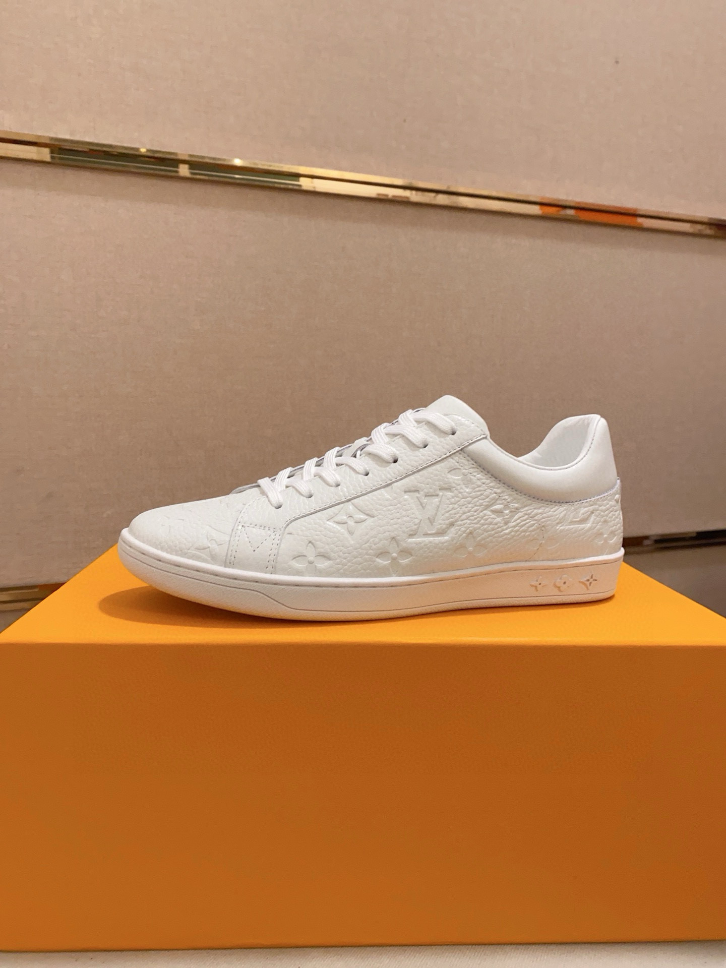 NO:345251,: (full cowhide inner lining. equipped with full package) L V top purchasing agent Lujia cutting-edge men's sports shoes. Synchronous upper imported cowhide with special fabrics, imported water-dyed cowhide inner lining, cowhide footbed. Soles are original special original sole, rubber two-color combination outsole exclusive movable molding sole is super comfortable, original order goods, high quality, can be entered and exit at will, welcome to compare, size 38-44 (can be ordered 45.,,cowhide19860909: (全牛皮内里.配备全套包装)L V顶级代购路家尖端爆款男士运动板鞋 同步 鞋面意大利进口牛皮搭配特色面料,进口水染牛皮内里 牛皮垫脚 鞋底原厂特供原版底,橡胶双色组合大底独家活动成型底超级舒适,原厂跟单货,高品质,可随意进出,欢迎对比,码数 38-44（可订45.,,cowhide,Men's shoes