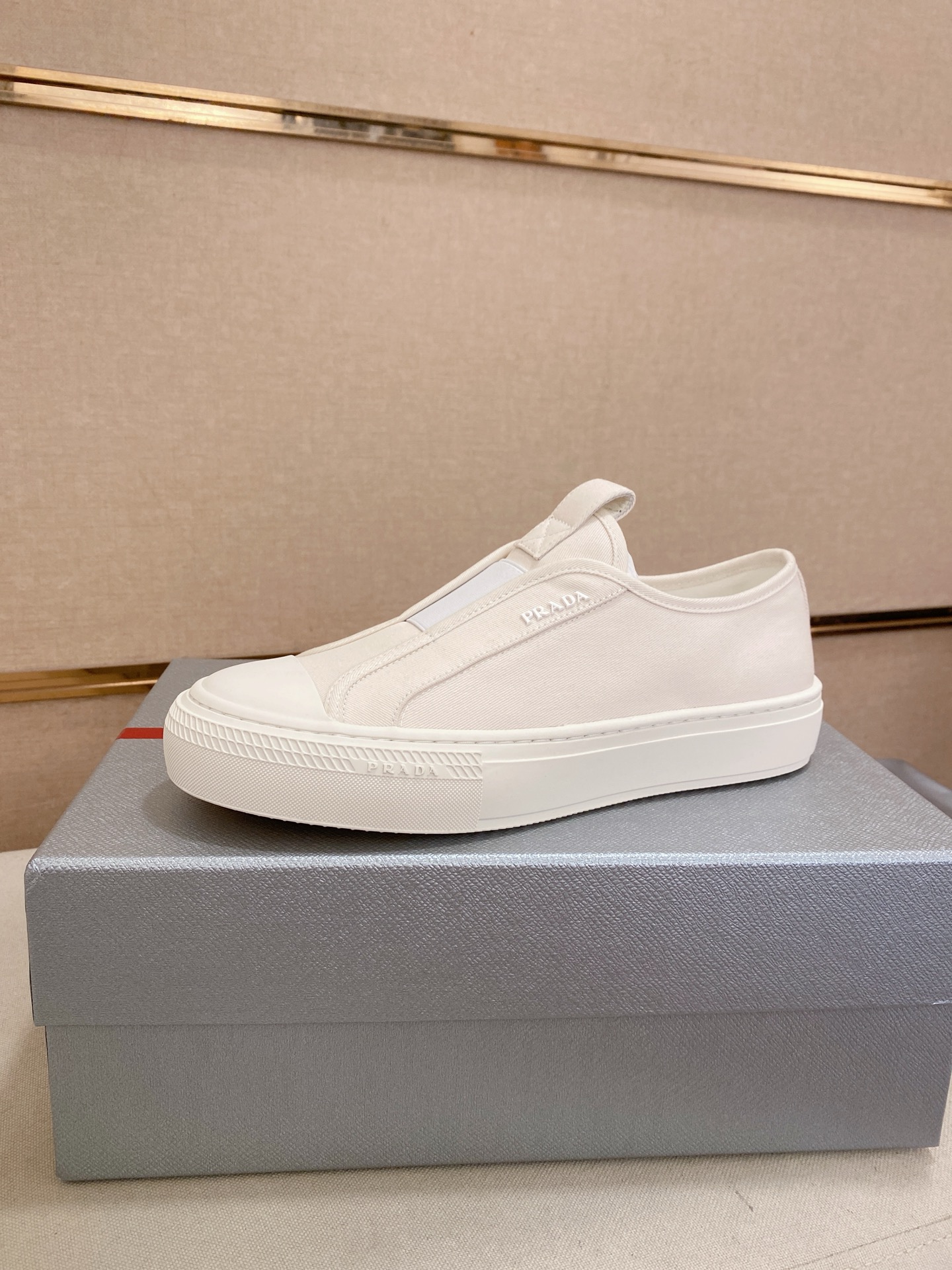 NO:349089,High-quality new PRADA (Prada) counters are launched simultaneously. New men's shoes and fabrics are selected for top layer cowhide, made of pure handcraft. Inner: full cowhide inner lining. High-end air cushion mold-opening rubber outsole, exquisite lines, simple and atmospheric, comfortable to go up and down, leisure and travel. Number of codes: 38-44 (can be customized 45), prada, prada, cowhide19860909高版本 高品质新款PRADA(普拉达)专柜同步上市, 新款男鞋、面料精选头层牛皮,纯手工艺制作而成.内里:全牛皮内里.高端气垫开模防滑橡胶大底,精美线条、简约大气,上脚舒服上挡次、休闲旅游.码数:38一44(可定做45),,prada,prada,cowhide,Men's shoes