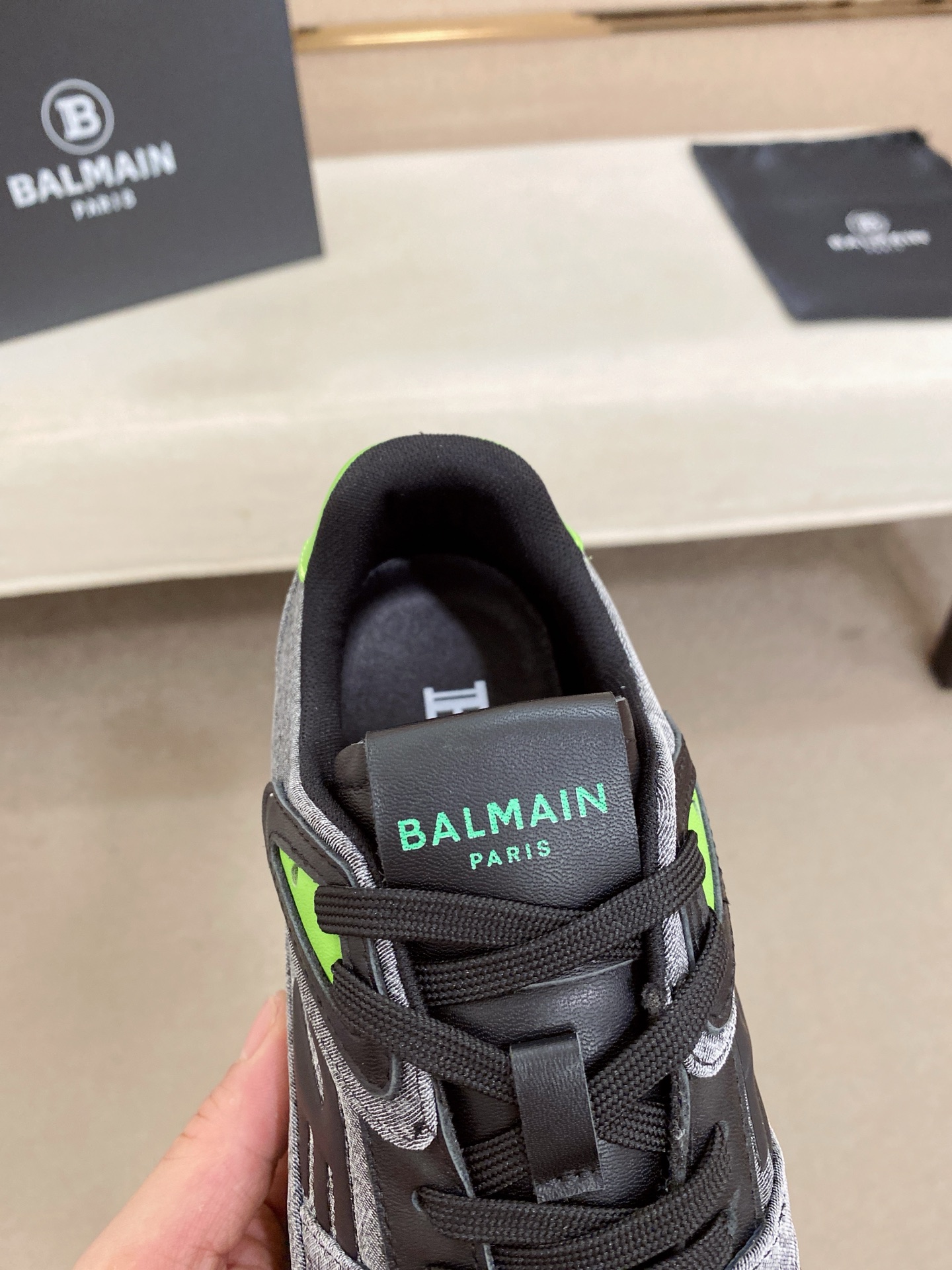 工厂价: 360💰[强]独家首发   Balmain巴尔曼最新爆款，香港、美国、巴黎各大时尚博主及明星同款。[强][强]同款休闲鞋。[鼓掌][鼓掌]海外订购原版，完美，[强][强]牛皮拼接原版网布与真丝绒搭配用滚边描绘出完美线条。耐磨绒底水台配橡胶底片，超柔软更耐磨。完美色调碰撞出，码数：39-45。