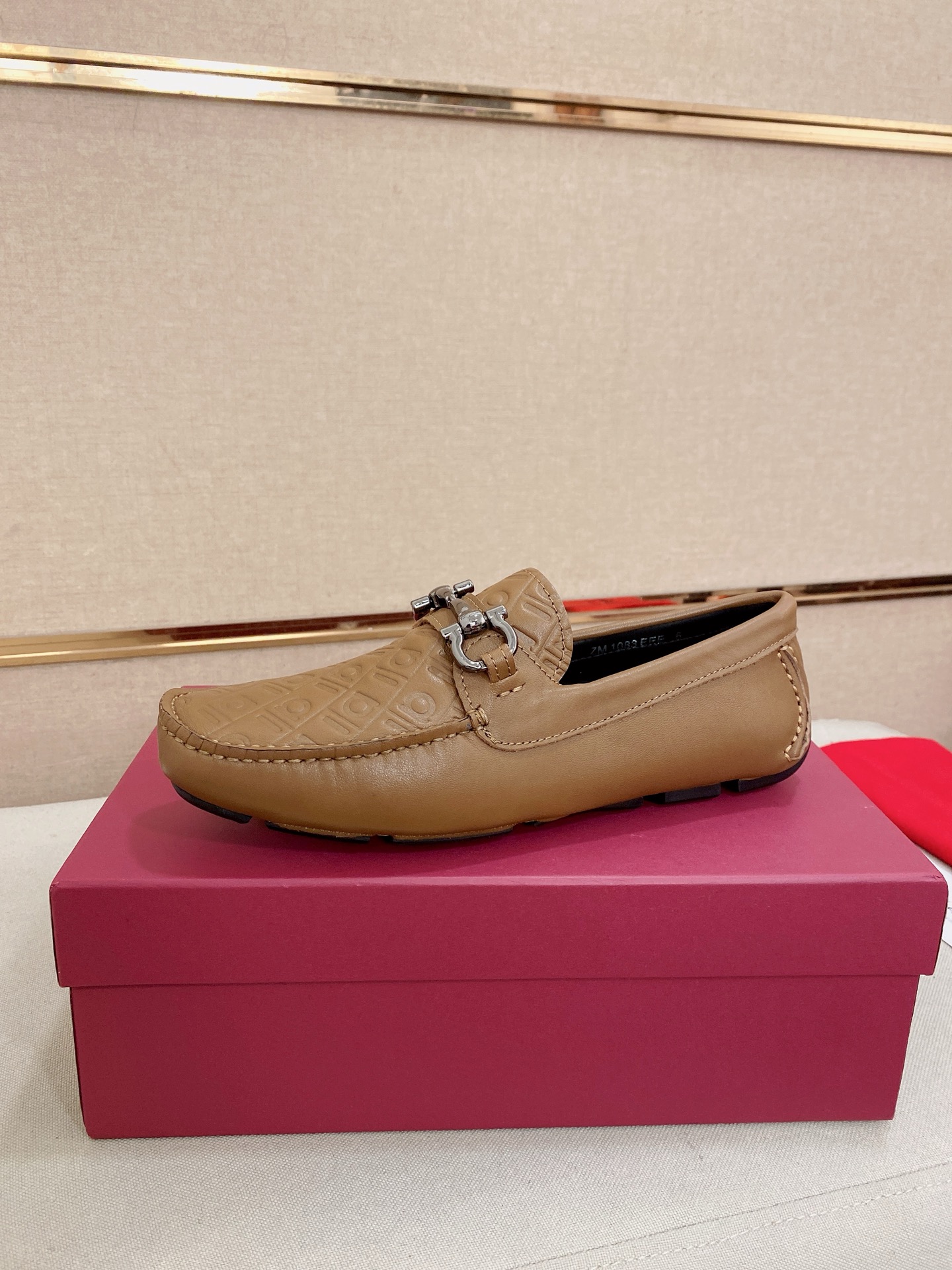 NO:347000,: High-end quality!  Ferragamo exclusive hot spot new products are on the shelves, high-quality Ferragamo men's beanie shoes, high-quality high-end casual driving shoes, with full packaging!   Imported cowhide material + imported high-quality water-dyeed cowhide inner lining + wear-resistant sole Features High-end and comfortable, purely handmade to create the perfect shoes that suit you. Size (38-44) can be customized for 45 standard sizes!  , ferragamo, ferragamo, cowhide19860909: 高端品质！ Ferragamo独家爆款现货新品上架,高品质菲拉格慕男士豆豆鞋高品质,高端休闲驾驶鞋,配全套包装！  材质进口牛皮+进口优质水染牛皮内里+耐磨大底 特点高档舒适 纯手工制作  打造最适合您的的完美鞋履  码数(38-44）可定做45标准码！,,ferragamo,ferragamo,cowhide,Men's shoes
