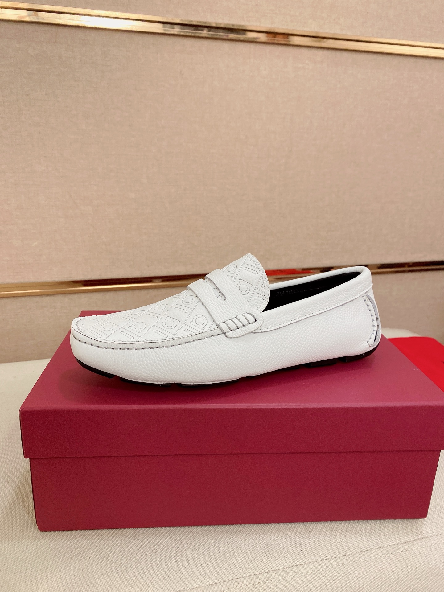 NO:347072,: High-end quality!  Ferragamo exclusive hot spot new products are on the shelves, high-quality Ferragamo men's beanie shoes, high-quality high-end casual driving shoes, with full packaging!   Material imported top layer lyre-patterned cowhide leather + imported high-quality water-dyeed cowhide leather inner lining + wear-resistant sole Features High-end and comfortable, purely handmade to create the perfect shoes that suit you. Size (38-44) can be customized for 45 standard sizes!  , ferragamo, ferragamo, cowhide19860909: 高端品质！ Ferragamo独家爆款现货新品上架,高品质菲拉格慕男士豆豆鞋高品质,高端休闲驾驶鞋,配全套包装！  材质进口头层荔纹牛皮+进口优质水染牛皮内里+耐磨大底 特点高档舒适 纯手工制作  打造最适合您的的完美鞋履  码数(38-44）可定做45标准码！,,ferragamo,ferragamo,cowhide,Men's shoes