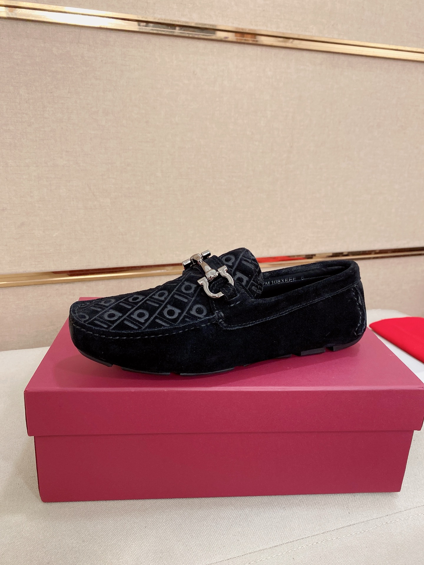 NO:347094,: High-end quality!  Ferragamo exclusive hot spot new products are on the shelves, high-quality Ferragamo men's beanie shoes, high-quality high-end casual driving shoes, with full packaging!   Material imported Niujing cowhide + imported high-quality water-dye cowhide inner lining + wear-resistant sole. Features are high-end and comfortable. Pure handmade to create the perfect shoes that suit you. Size (38-44) can be customized for 45 standard sizes!  , ferragamo, ferragamo, cowhide19860909: 高端品质！ Ferragamo独家爆款现货新品上架,高品质菲拉格慕男士豆豆鞋高品质,高端休闲驾驶鞋,配全套包装！  材质进口牛京牛皮+进口优质水染牛皮内里+耐磨大底 特点高档舒适 纯手工制作  打造最适合您的的完美鞋履  码数(38-44）可定做45标准码！,,ferragamo,ferragamo,cowhide,Men's shoes