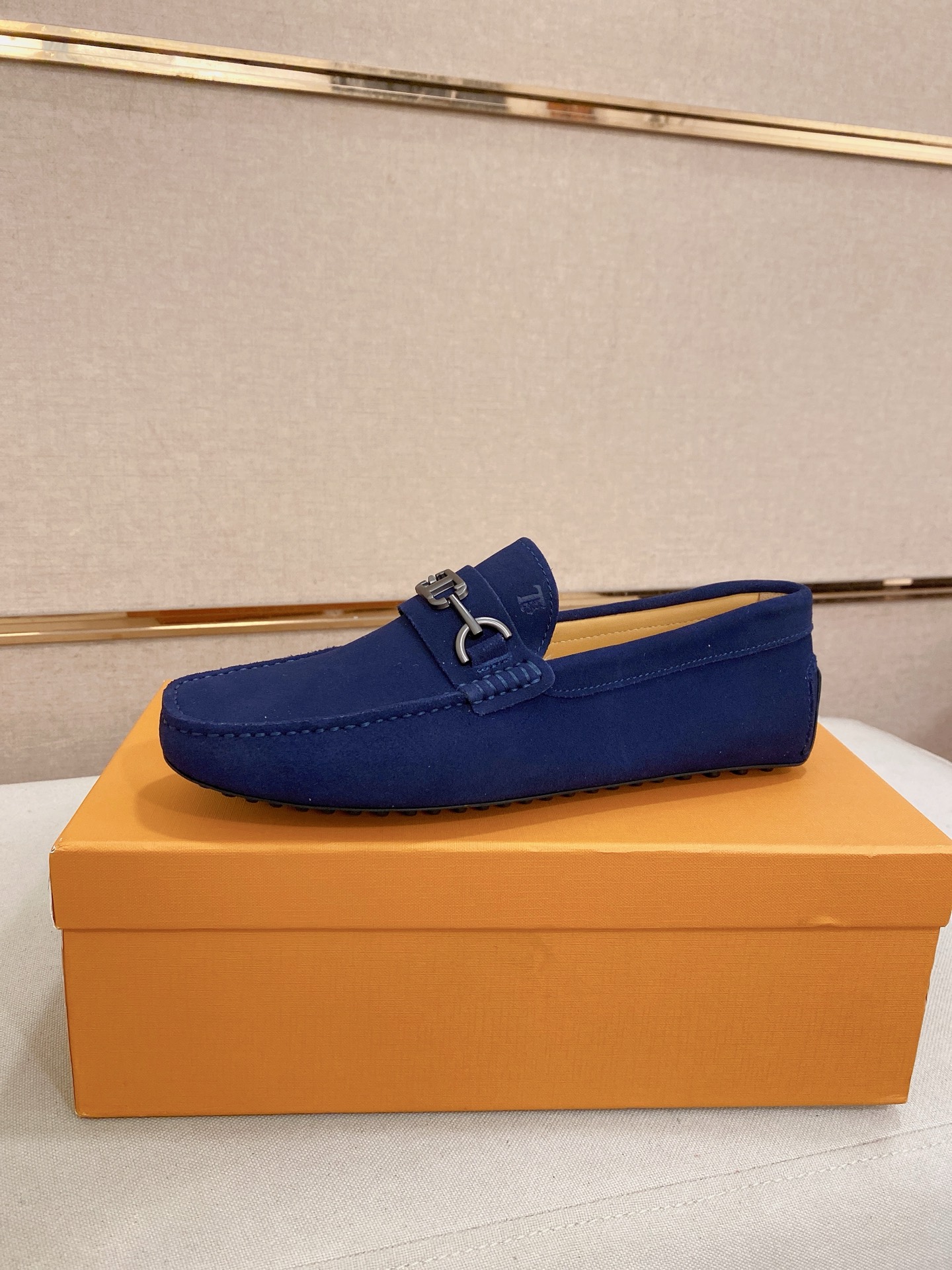 NO:833388,: High-end quality!  Exclusive hot-selling new products are on the shelves, high-quality TODS men's shoes, high-end driving shoes, with complete packaging!   Material: imported Niujing cowhide + imported high-quality water-dyed cowhide lining + wear-resistant outsole. Features are high-end and comfortable. Purely handmade to create the perfect shoes that suit you. Size (38-44) can be customized to 45 standard size!  ,,Tod's,cowhide19860909: 高端品质！ 独家爆款现货新品上架,高品质TODS男士豆豆鞋高品质,高端开车鞋,配全套包装！  材质进口牛京牛皮+进口优质水染牛皮内里+耐磨大底 特点高档舒适 纯手工制作  打造最适合您的的完美鞋履  码数(38-44）可定做45标准码！,,Tod's,cowhide,Men's shoes