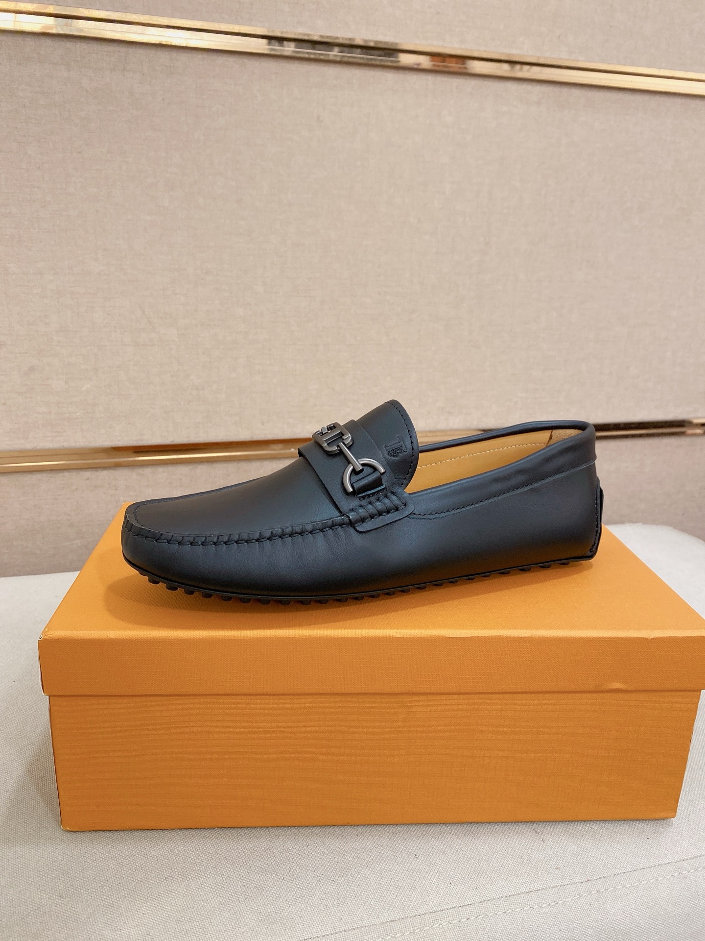 NO:833392,: High-end quality!  Exclusive hot-selling new products are on the shelves, high-quality TODS men's shoes, high-end driving shoes, with complete packaging!   Material: imported first-layer cowhide + imported high-quality water-dyed cowhide lining + wear-resistant outsole. Features: high-end and comfortable. Purely handmade to create the perfect shoes that suit you. Size (38-44) can be customized to 45 standard size!  ,,Tod's,cowhide19860909: 高端品质！ 独家爆款现货新品上架,高品质TODS男士豆豆鞋高品质,高端开车鞋,配全套包装！  材质进口头层牛皮+进口优质水染牛皮内里+耐磨大底 特点高档舒适 纯手工制作  打造最适合您的的完美鞋履  码数(38-44）可定做45标准码！,,Tod's,cowhide,Men's shoes