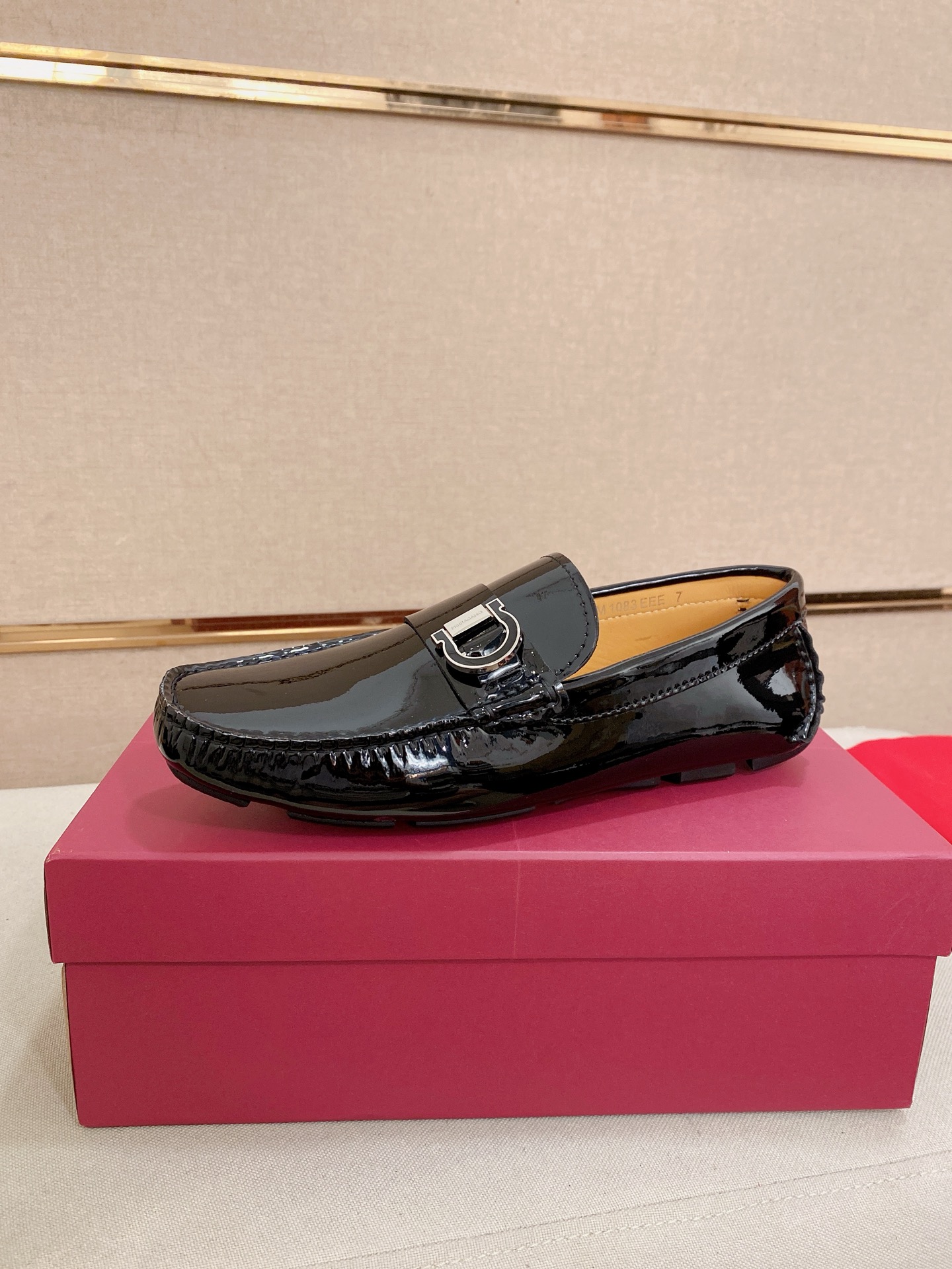 NO:833400,: High-end quality!  Ferragamo's exclusive hot-selling new products are now on the shelves, high-quality Ferragamo men's shoes, high-end casual driving shoes, with complete packaging!   Material: imported first-layer cowhide + imported high-quality water-dyed cowhide lining + wear-resistant outsole. Features: high-end and comfortable. Purely handmade to create the perfect shoes that suit you. Size (38-44) can be customized to 45 standard size!  ,,ferragamo,ferragamo,cowhide19860909: 高端品质！ Ferragamo独家爆款现货新品上架,高品质菲拉格慕男士豆豆鞋高品质,高端休闲驾驶鞋,配全套包装！  材质进口头层牛皮+进口优质水染牛皮内里+耐磨大底 特点高档舒适 纯手工制作  打造最适合您的的完美鞋履  码数(38-44）可定做45标准码！,,ferragamo,ferragamo,cowhide,Men's shoes