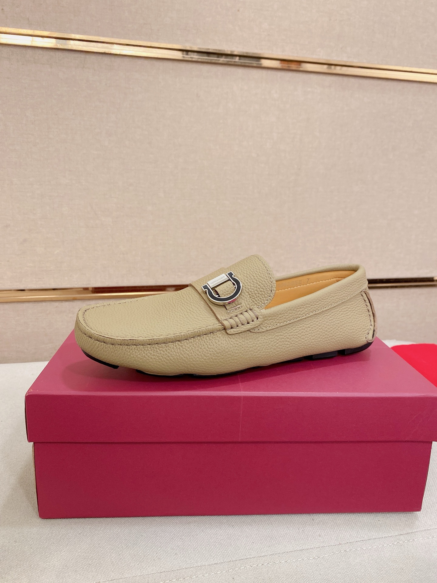 NO:833395,: High-end quality!  Ferragamo's exclusive hot-selling new products are now on the shelves, high-quality Ferragamo men's shoes, high-end casual driving shoes, with complete packaging!   Material: Imported first-layer pebbled cowhide + imported high-quality water-dyed cowhide lining + wear-resistant outsole. Features: High-end and comfortable. Purely handmade. Create the perfect shoes that suit you best. Size (38-44) can be customized to 45 standard size!  ,,ferragamo,ferragamo,cowhide19860909: 高端品质！ Ferragamo独家爆款现货新品上架,高品质菲拉格慕男士豆豆鞋高品质,高端休闲驾驶鞋,配全套包装！  材质进口头层荔纹牛皮+进口优质水染牛皮内里+耐磨大底 特点高档舒适 纯手工制作  打造最适合您的的完美鞋履  码数(38-44）可定做45标准码！,,ferragamo,ferragamo,cowhide,Men's shoes