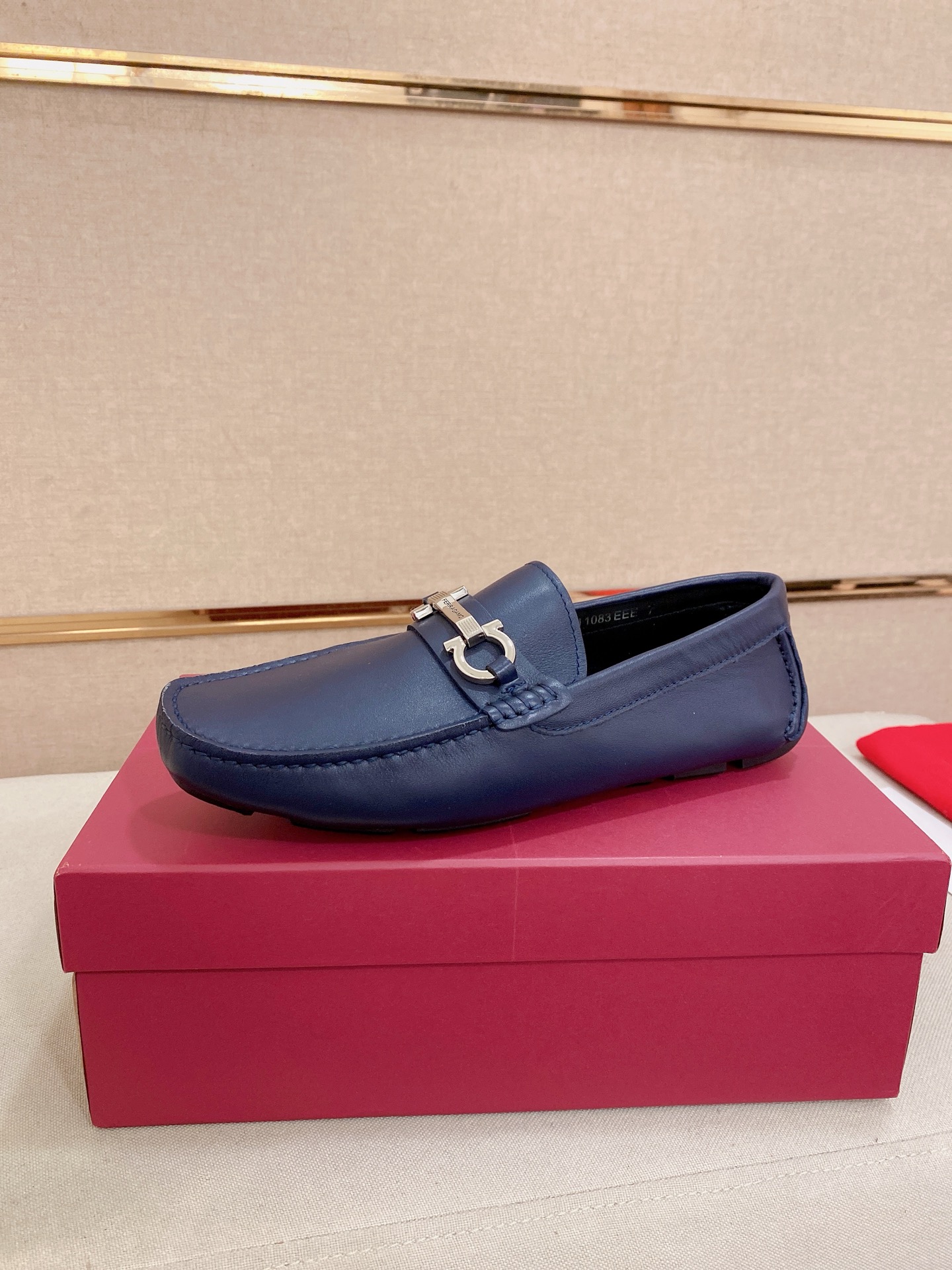 NO:833407,: High-end quality!  Ferragamo's exclusive hot-selling new products are now on the shelves, high-quality Ferragamo men's shoes, high-end casual driving shoes, with complete packaging!   Material: Imported first-layer pebbled cowhide + imported high-quality water-dyed cowhide lining + wear-resistant outsole. Features: High-end and comfortable. Purely handmade. Create the perfect shoes that suit you best. Size (38-44) can be customized to 45 standard size!  ,,ferragamo,ferragamo,cowhide19860909: 高端品质！ Ferragamo独家爆款现货新品上架,高品质菲拉格慕男士豆豆鞋高品质,高端休闲驾驶鞋,配全套包装！  材质进口头层荔纹牛皮+进口优质水染牛皮内里+耐磨大底 特点高档舒适 纯手工制作  打造最适合您的的完美鞋履  码数(38-44）可定做45标准码！,,ferragamo,ferragamo,cowhide,Men's shoes