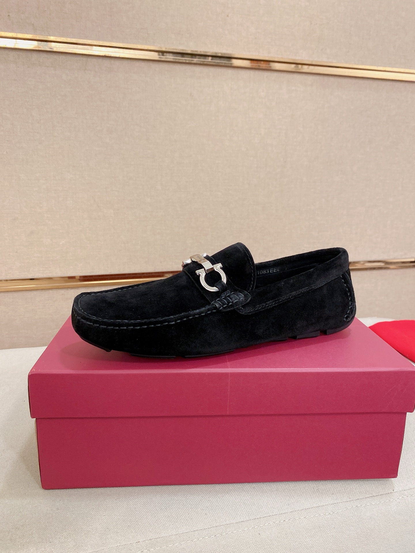 NO:833414,: High-end quality!  Ferragamo's exclusive hot-selling new products are now on the shelves, high-quality Ferragamo men's shoes, high-end casual driving shoes, with complete packaging!   Material: imported Oxford cowhide + imported high-quality water-dyed cowhide lining + wear-resistant outsole. Features: high-end and comfortable. Purely handmade to create the perfect shoes that suit you. Size (38-44) can be customized to 45 standard size!  ,,ferragamo,ferragamo,cowhide19860909: 高端品质！ Ferragamo独家爆款现货新品上架,高品质菲拉格慕男士豆豆鞋高品质,高端休闲驾驶鞋,配全套包装！  材质进口牛津牛皮+进口优质水染牛皮内里+耐磨大底 特点高档舒适 纯手工制作  打造最适合您的的完美鞋履  码数(38-44）可定做45标准码！,,ferragamo,ferragamo,cowhide,Men's shoes