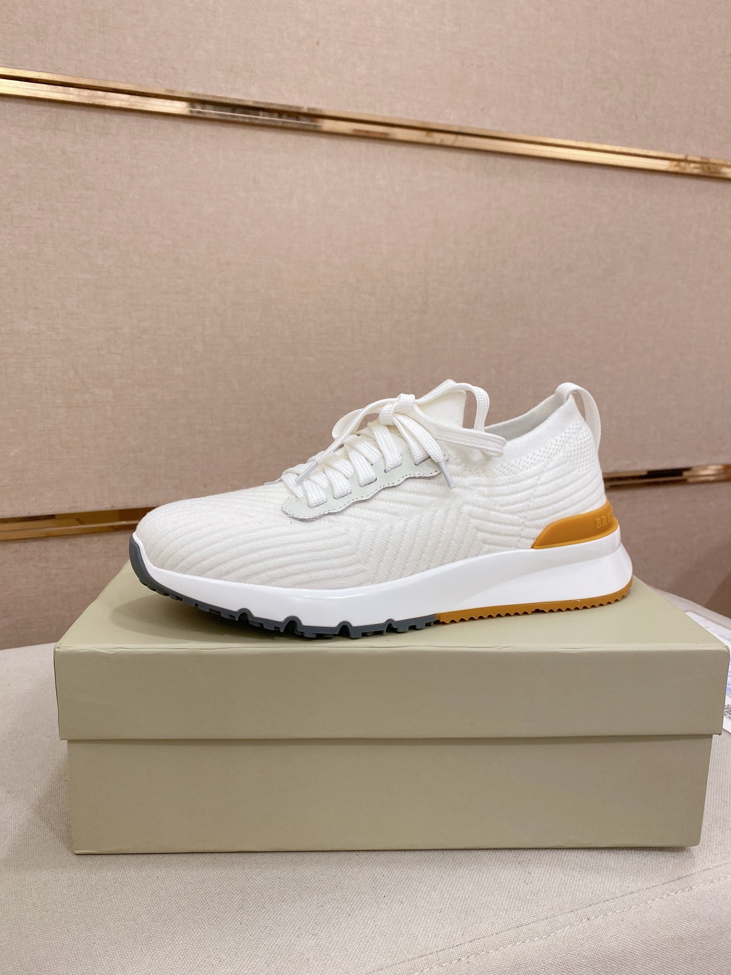 NO:745761,260 (higher version) new BRUNELLO CUCINELLI 'Brunello Cucinelli' counters are launched simultaneously, new men's shoes, fabrics are selected, breathable fly-knit uppers, first-layer cowhide lining. Original open-molded non-slip rubber outsole, exquisite lines, simple and elegant, comfortable and high-end for leisure travel. Size: 39-44. Can be customized to 45-46, brunello cucinelli, cowhide19860909260 (高版本)新款BRUNELLO CUCINELLI「布鲁内诺库奇内利」专柜同步上市, 新款男鞋、面料精选透气飞织鞋面 头层牛皮内里.原版开模防滑橡胶大底,精美线条、简约大气,上脚舒服上挡次、休闲旅游.码数:39-44.可定做45-46,,brunello cucinelli,cowhide,Men's shoes