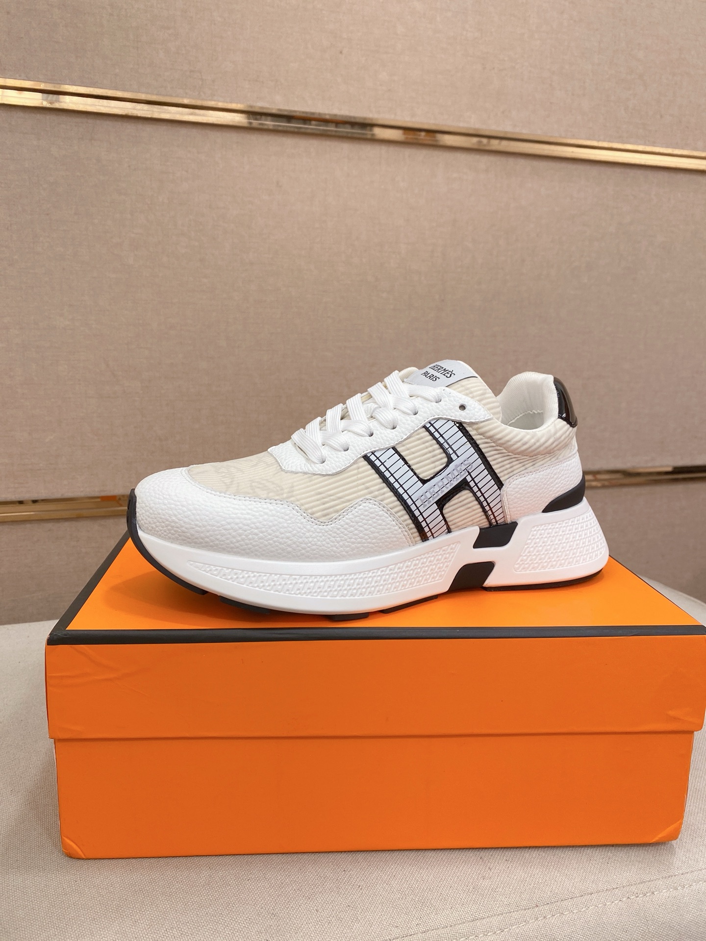 NO:557349,: 'HERMES' [Classic original version] Hermès; the latest counter for top men's purchasing agents is on sale at the same time, the original ▲▲cowhide▲▲ imported from Italy (high-end, noble, and classy) with exquisite workmanship (water-dyed cowhide lining imported from Italy) The sole is specially provided by the original factory, exclusive double-layer activity·TPR·rubber·combined molded outsole; super comfortable·wear-resistant·non-slip·environmental protection  The real thing is more beautiful when photographed (high quality, follow orders). You can enter and leave the counter at will. * Size 38-44 (can be customized to 45, non-returnable), hermes, hermes, cowhide19860909: 《HERMES》【经典原单版本】爱马仕；顶级代购男士最新专柜同步发售,意大利进口原版▲▲牛皮▲▲（凸显高端·贵气·档次）做工考究（意大利进口水染牛皮内里）鞋底原厂特供原版底,独家双层活动·TPR·橡胶·组合成型大底;超级·舒适·耐磨·防滑·环保 实物拍摄实物更漂亮（高品质·跟单货）可随意进出专柜＊ 码数38-44（可定做45不退换）,,hermes,hermes,cowhide,Men's shoes