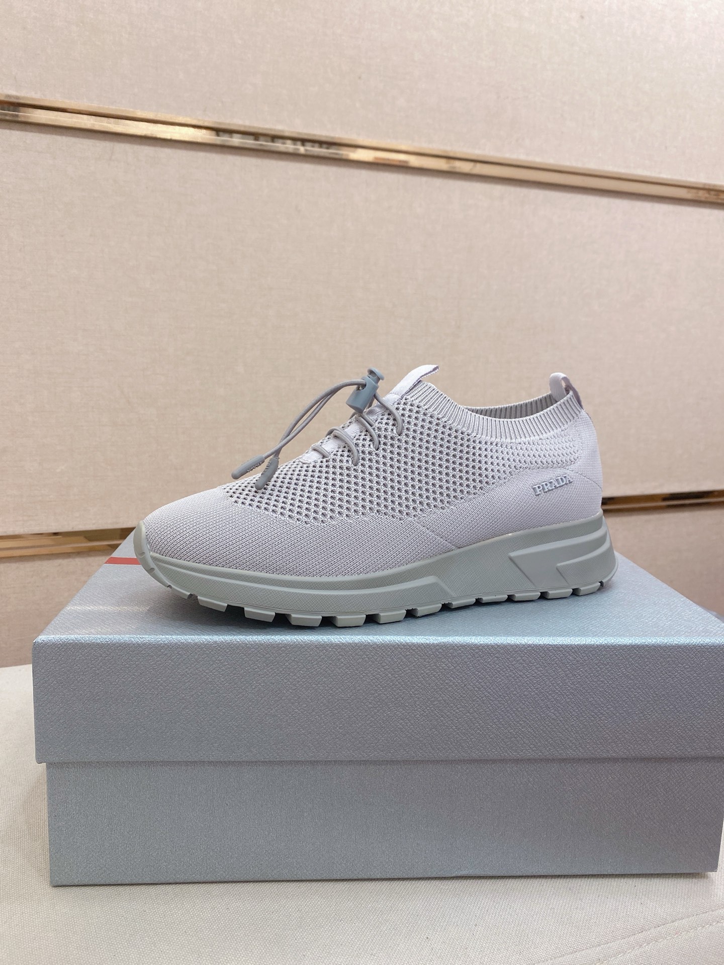 NO:730740,High-end high-quality new PRADA (Prada) counters are on the market at the same time. New men's shoes and fabrics are imported elastic fly-knit fabrics, made of pure handicrafts. Inner lining: full cowhide lining. High-end air cushion molded anti-slip rubber outsole, exquisite lines, simple and elegant, comfortable and high-end, suitable for leisure travel. Size: 38 to 45, prada, prada, cowhide19860909高版本 高品质新款PRADA(普拉达)专柜同步上市, 新款男鞋、面料进口弹力飞织面料,纯手工艺制作而成.内里:全牛皮内里.高端气垫开模防滑橡胶大底,精美线条、简约大气,上脚舒服上挡次、休闲旅游.码数:38一45,,prada,prada,cowhide,Men's shoes