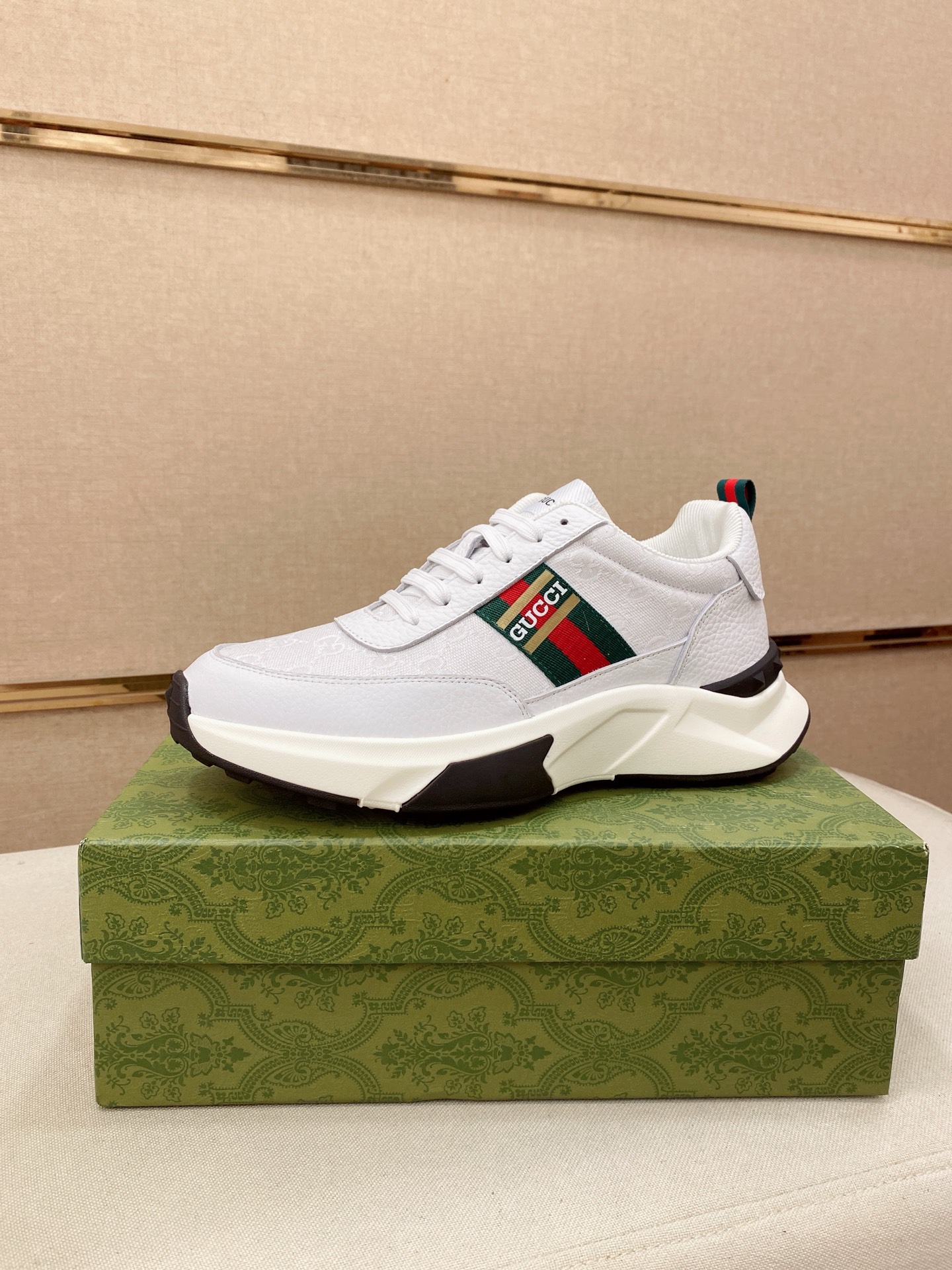 NO:347402,GUCCI (Guqi) new counter is available simultaneously, with Italian imported cowhide leather material. Fully imported genuine leather lining, completely 1 to 1 replica, original sole is specially supplied with original sole, exclusive movable molding sole is super comfortable, original order goods, high quality, can enter and exit the counter at will, welcome to compare. Number of sizes: 38-44,, gucci, cowhide19860909GUCCI(古奇)新款专柜同步发售,鞋面意大利进口头层牛皮料.全进口真皮内里,完全1比1复刻,鞋底原厂特供原版底,独家活动成型底超级舒适,原厂跟单货,高品质,可随意进出专柜,欢迎对比.码数:38-44,,gucci,cowhide,Men's shoes