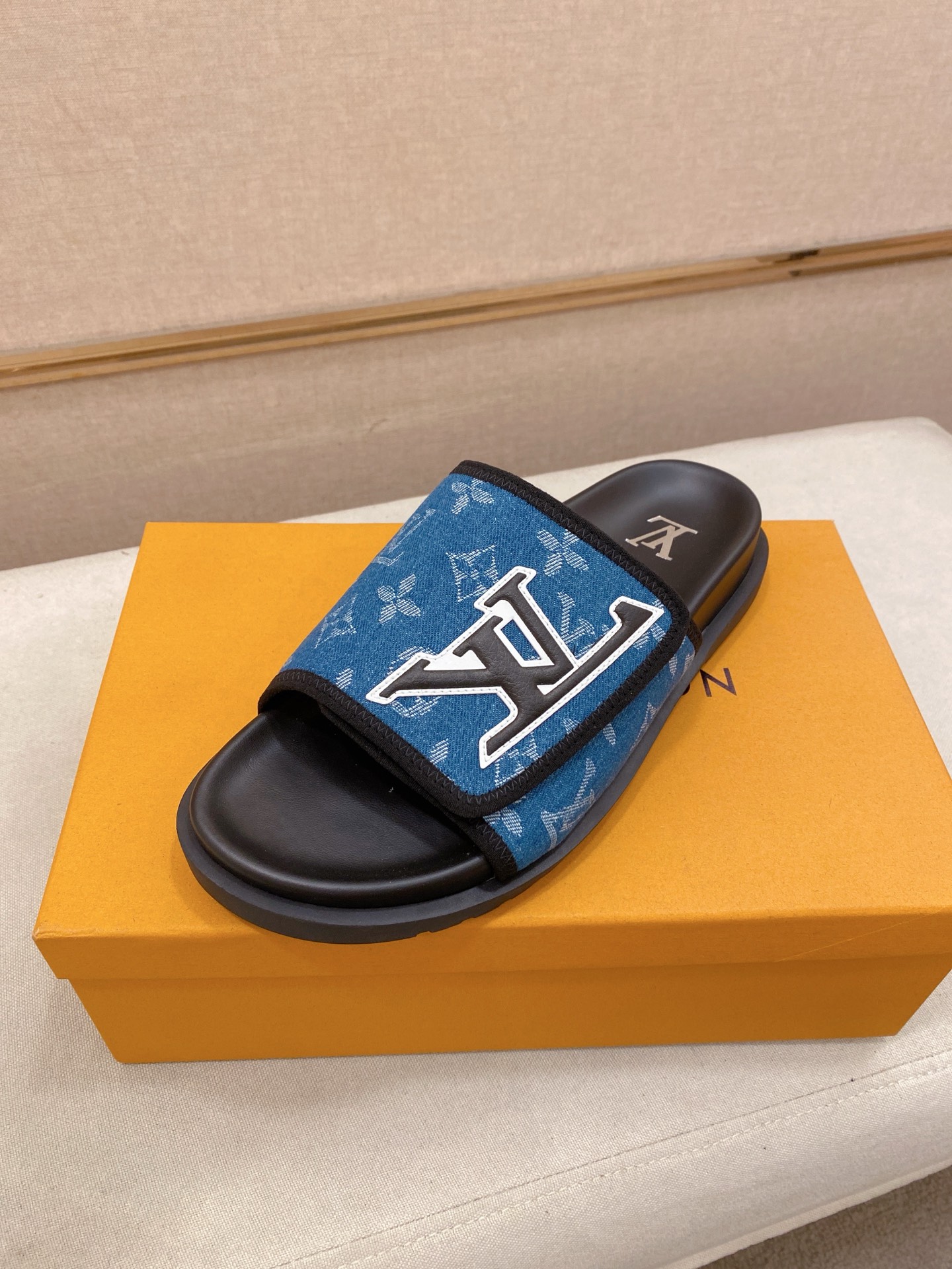 NO:347263,: LV creates top-level purchasing agent, men's spring and summer slipper counter synchronizes the upper imported cowhide from Italy, high-quality craftsmanship of logo graphics, original sole, original special original sole, exclusive movable molding sole is super comfortable, original order goods, high quality, can enter and exit the counter at will, welcome to compare, size 38-44. Customized 45,, louis vuitton, slippers, cowhide19860909: LV打造顶级代购 男士春夏拖鞋专柜同步 鞋面意大利进口牛皮搭,标志图形高品质工艺,鞋底原厂特供原版底,独家活动成型底超级舒适,原厂跟单货,高品质,可随意进出专柜,欢迎对比,码数38-44.可定做45,,louis vuitton,slippers,cowhide,Men's shoes