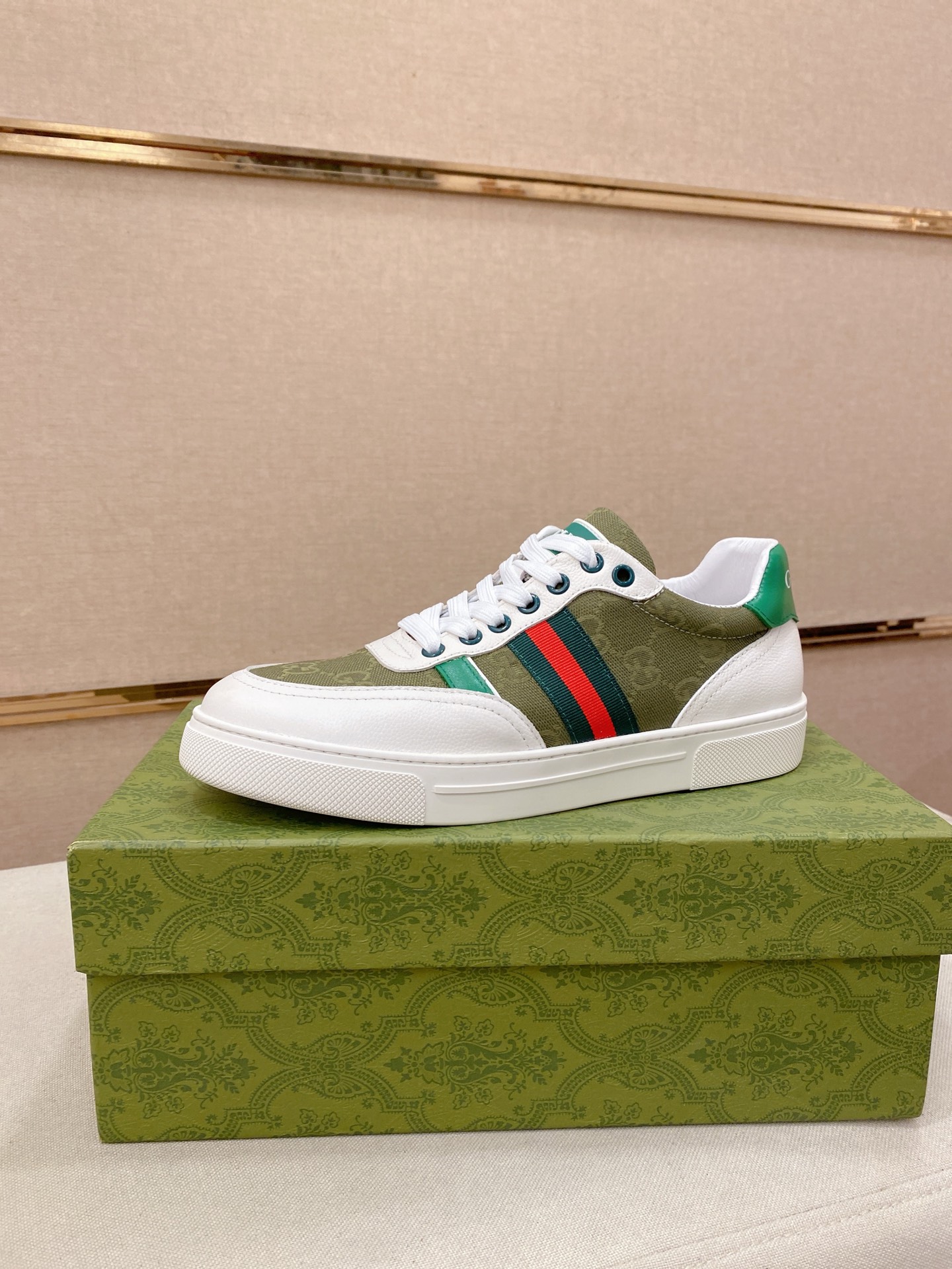 Gucci Heren Sneakers met Iconische Strepen en GG-Motief - Stijlvol & Comfortabel