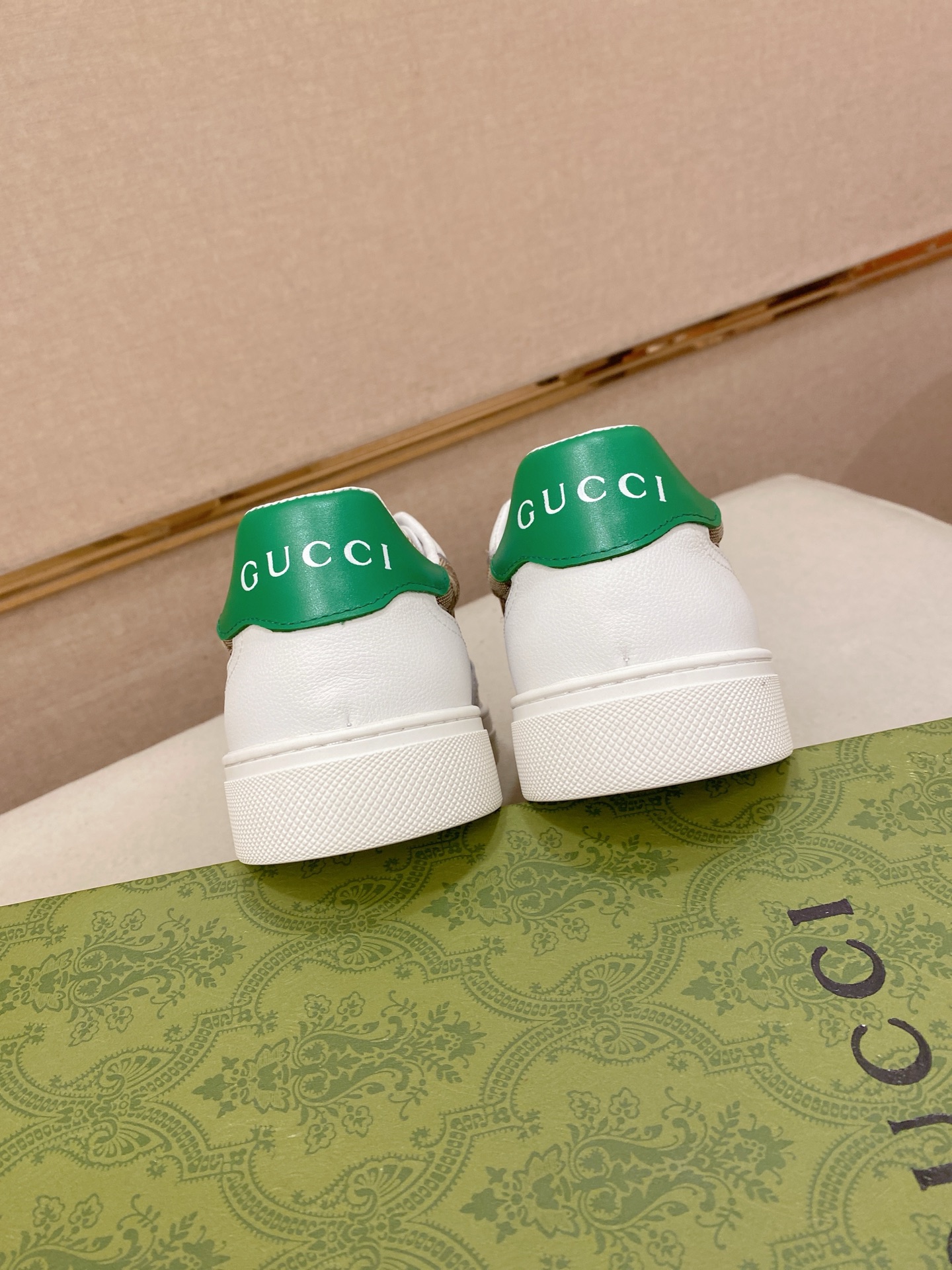 Gucci Men's Ace GG Supreme Sneaker with Green and Red Web stripe 9 i1753170904419 9122 0 7