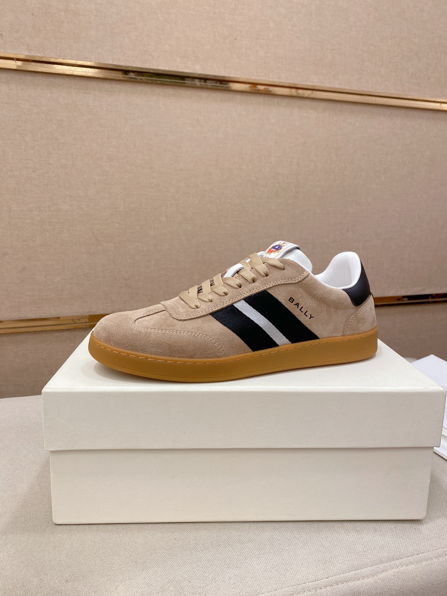 NO:745197,: BALLY's top purchasing agent Bally's classic color matching counter synchronization, uppers imported from Italy suede cowhide fabric, imported cowhide lining, original soles specially provided by the original factory, exclusive activity molded soles super comfortable, original factory follow-up orders, high quality, can enter and leave the counter at will, welcome to compare, code number 38-45 (order 46), bally, cowhide19860909: BALLY顶级代购 巴利 经典配色专柜同步,鞋面意大利进口反绒牛皮面料,进口牛皮里垫 ,鞋底原厂特供原版底,独家活动成型底超级舒适,原厂跟单货,高品质,可随意进出专柜,欢迎对比,码数 38-45（订 46）,,bally,cowhide,Men's shoes