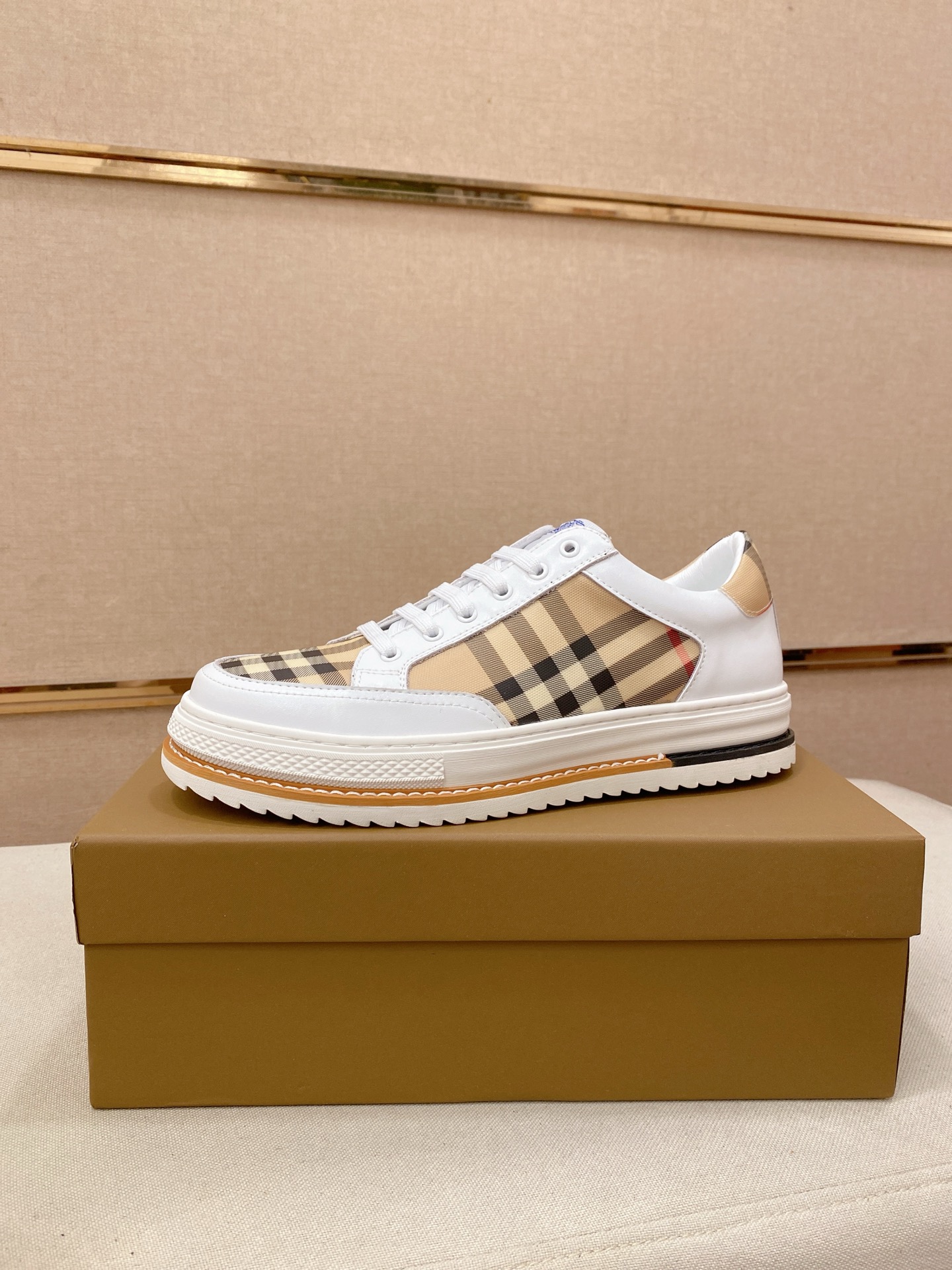 NO:832752,: BURBERRY Burberry's top purchasing agent is on sale at the same time at the counter. Regular size 38-44 Italian imported first-layer cowhide with fabric. Fully imported sheepskin lining, original sole provided by the original factory, exclusive movable molded sole super comfortable, original factory and single goods, high quality, can come in and out of the counter at will, welcome to compare. Can be customized. 45 non-refundable, burberry, burberry, cowhide, sheepskin19860909:专柜同步BURBERRY 巴宝莉 顶级代购同步发售正码数38-44意大利进口头层牛皮配布料.全进口羊皮内里,鞋底原厂特供原版底,独家活动成型底超级舒适,原厂跟单货,高品质,可随意进出专柜,欢迎对比.可定做.45不退换,,burberry,burberry,cowhide,sheepskin,Men's shoes
