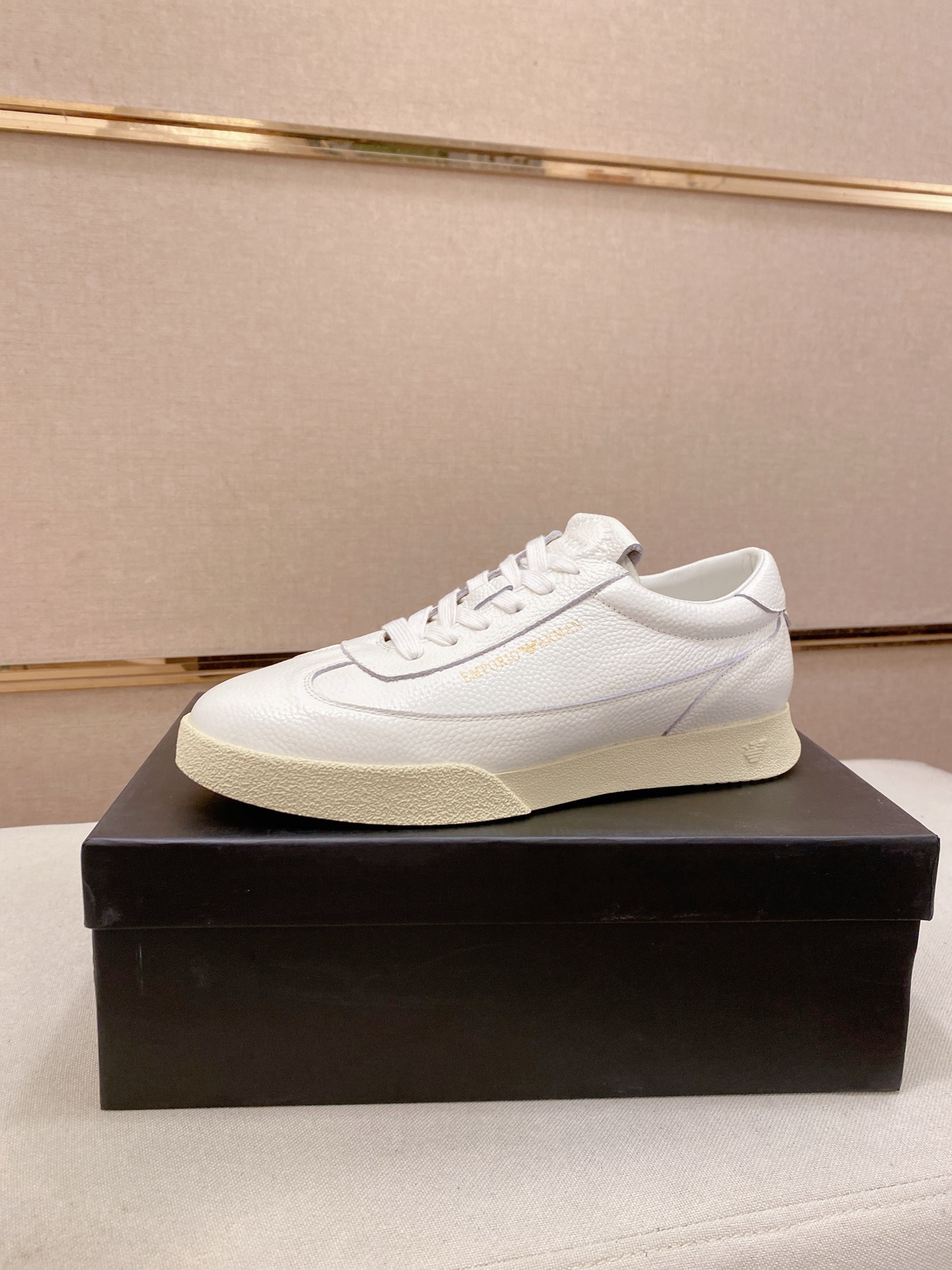 NO:355462,Armani (Armani) new counters are available simultaneously, with Italian imported cowhide leather upper, fully imported cowhide inner leather insole, completely 1 to 1 replica, original sole specially supplied with original sole, exclusive movable molding sole is super comfortable, original order goods, high quality, can enter and exit the counter at will, welcome to compare. Number of sizes: 38-44 (can be customized for 45 without return or exchange), Armani, Armani, cowhide19860909armani(阿玛尼) 新款专柜同步发售,鞋面意大利进口头层牛皮,全进口牛皮内里真皮鞋垫,完全1比1复刻,鞋底原厂特供原版底,独家活动成型底超级舒适,原厂跟单货,高品质,可随意进出专柜,欢迎对比.码数:38-44（可定做45不退换）,,armani,armani,cowhide,Men's shoes