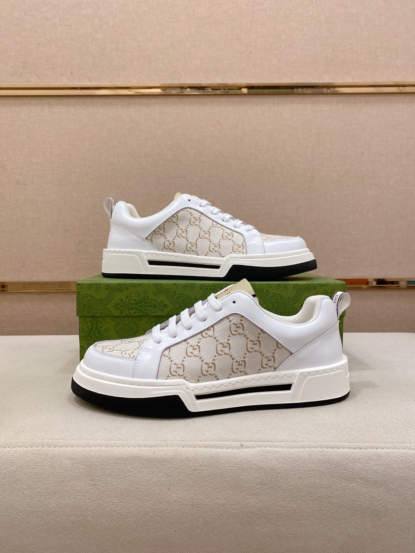 工厂价 280💰高品质新款 GUCCI(古奇）专柜同步上市， 新款男鞋、😘面料精选进口牛皮，内里:羊皮内里。👍🏿高端☄️气垫开模防滑橡胶大底，精美线条、简约大气，上脚舒服上挡次、休闲旅游。码数:38一44(可定做45不退换)