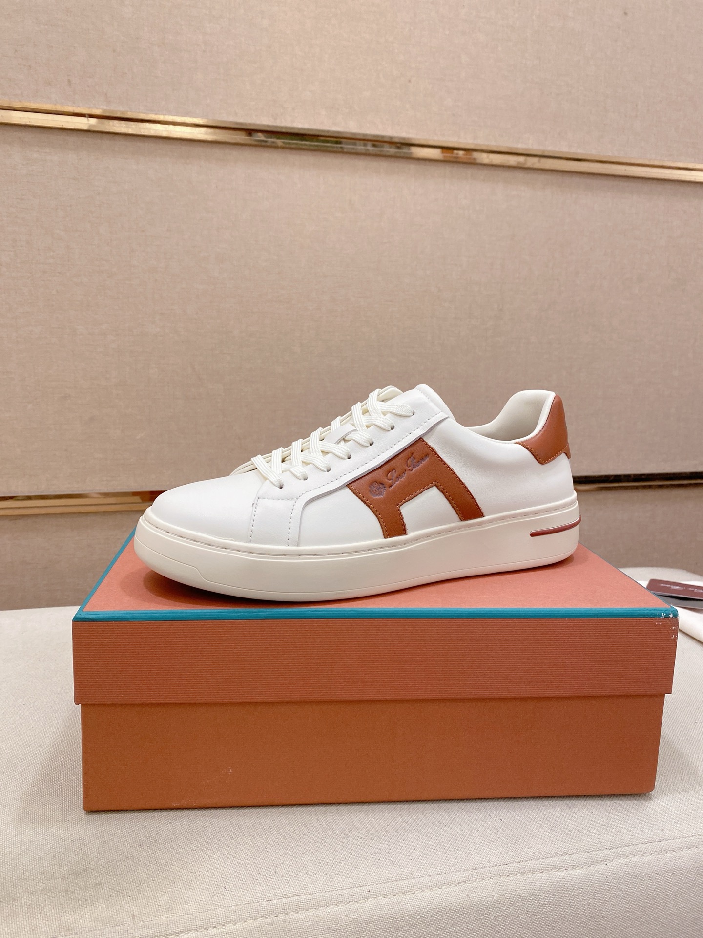 NO:347264,: lp classic loafers, Italian treasure brand, the only brand that can match Hermes!  Only after wearing it will I know that I cannot let our feet down. The imported cowhide on the upper is matched with breathable flying fabric, water-dyed cowhide feet. Official original glass glue outsole and pendant. Exclusive original packaging (tag brand paper outer box handbag) number 38-44. Customized 45-46, hermes, loro piana, loafers, cowhide19860909:  lp经典乐福鞋,意大利宝藏品牌,唯一能和爱马仕匹配的品牌！穿了才知道不能辜负我们的双脚,鞋面进口头层牛皮搭配透气飞织面料,水染牛皮垫脚 官方原版玻璃胶大底、吊坠.独家原版包装（吊牌品牌纸外盒手提袋）码数38-44.可定做45-46,,hermes,loro piana,loafers,cowhide,Men's shoes