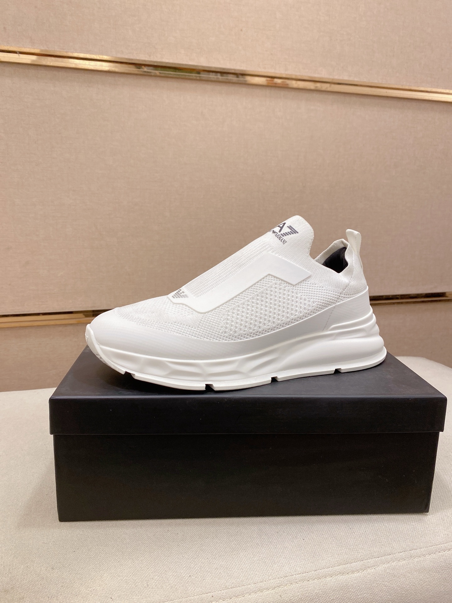 NO:347281,Armani (Armani) new counters are available simultaneously, with fully imported Italian flying fabric glue technology, leather insoles inside, completely 1 to 1 replica, original sole is specially supplied with original sole, exclusive movable molding sole is super comfortable, original order goods, high quality, can enter and exit the counter at will, welcome to compare. Number of sizes: 39-44 (can be customized for 38.45.46 without return and exchange), Armani, Armani19860909armani(阿玛尼) 新款专柜同步发售,鞋面意大利全进口飞织面料滴胶工艺,内里真皮鞋垫,完全1比1复刻,鞋底原厂特供原版底,独家活动成型底超级舒适,原厂跟单货,高品质,可随意进出专柜,欢迎对比.码数:39-44（可定做38.45.46不退换）,,armani,armani,Men's shoes