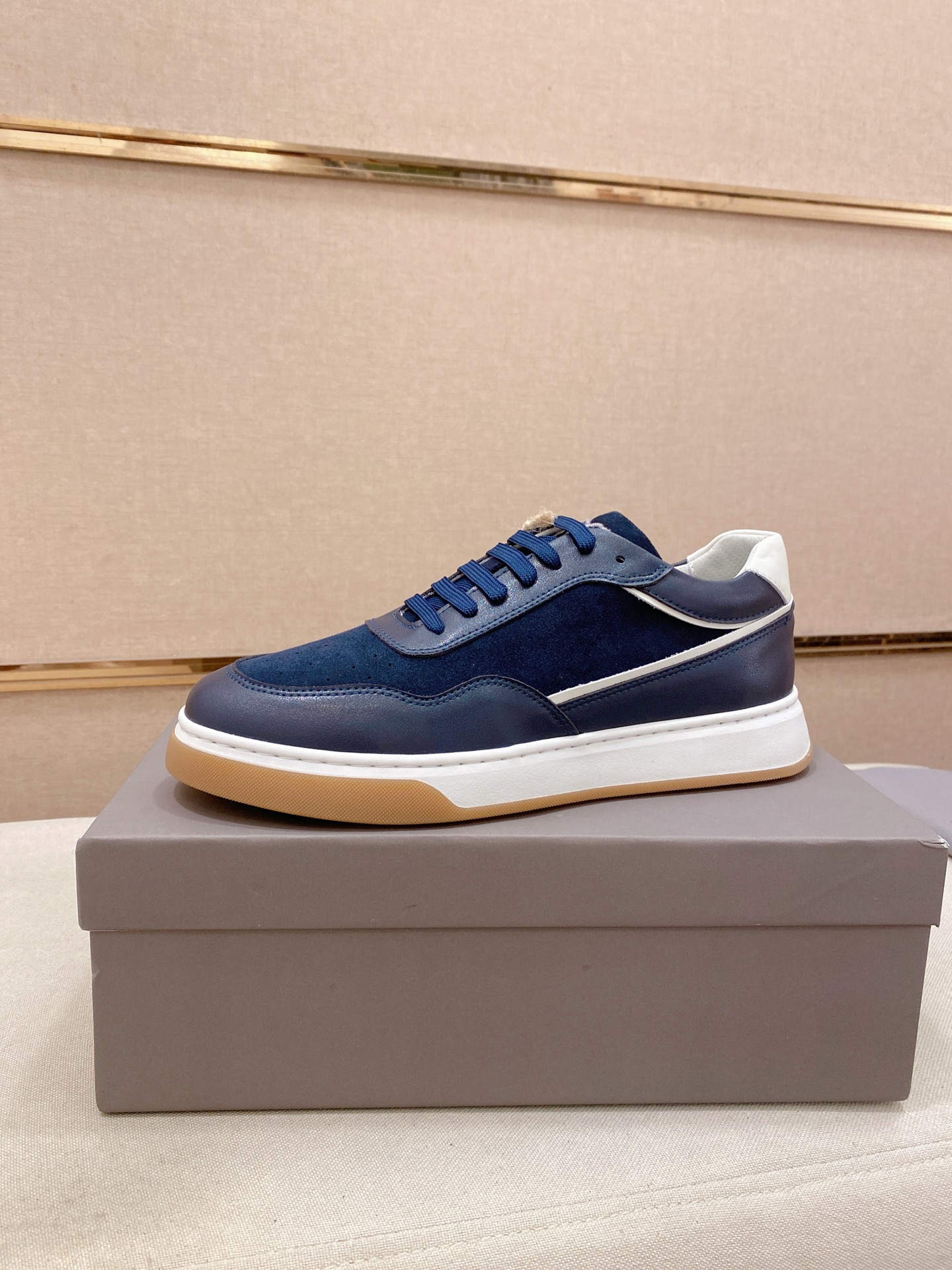 NO:756226,(Higher version) The new BRUNELLO CUCINELLI 'Brunello Cucinelli' counters are launched simultaneously. The new men's shoes and the fabrics are selected from high-quality cowhide and cowhide lining. The original open-molded anti-slip rubber outsole, exquisite lines, simple and elegant, comfortable and high-end for leisure and travel. Size: 39 to 44. 38.45 customized, brunello cucinelli, cowhide19860909(高版本)新款BRUNELLO CUCINELLI「布鲁内诺库奇内利」专柜同步上市, 新款男鞋、面料精选优质牛皮牛皮内里.原版开模防滑橡胶大底,精美线条、简约大气,上脚舒服上挡次、休闲旅游.码数:39一44. 38.45定做,,brunello cucinelli,cowhide,Men's shoes