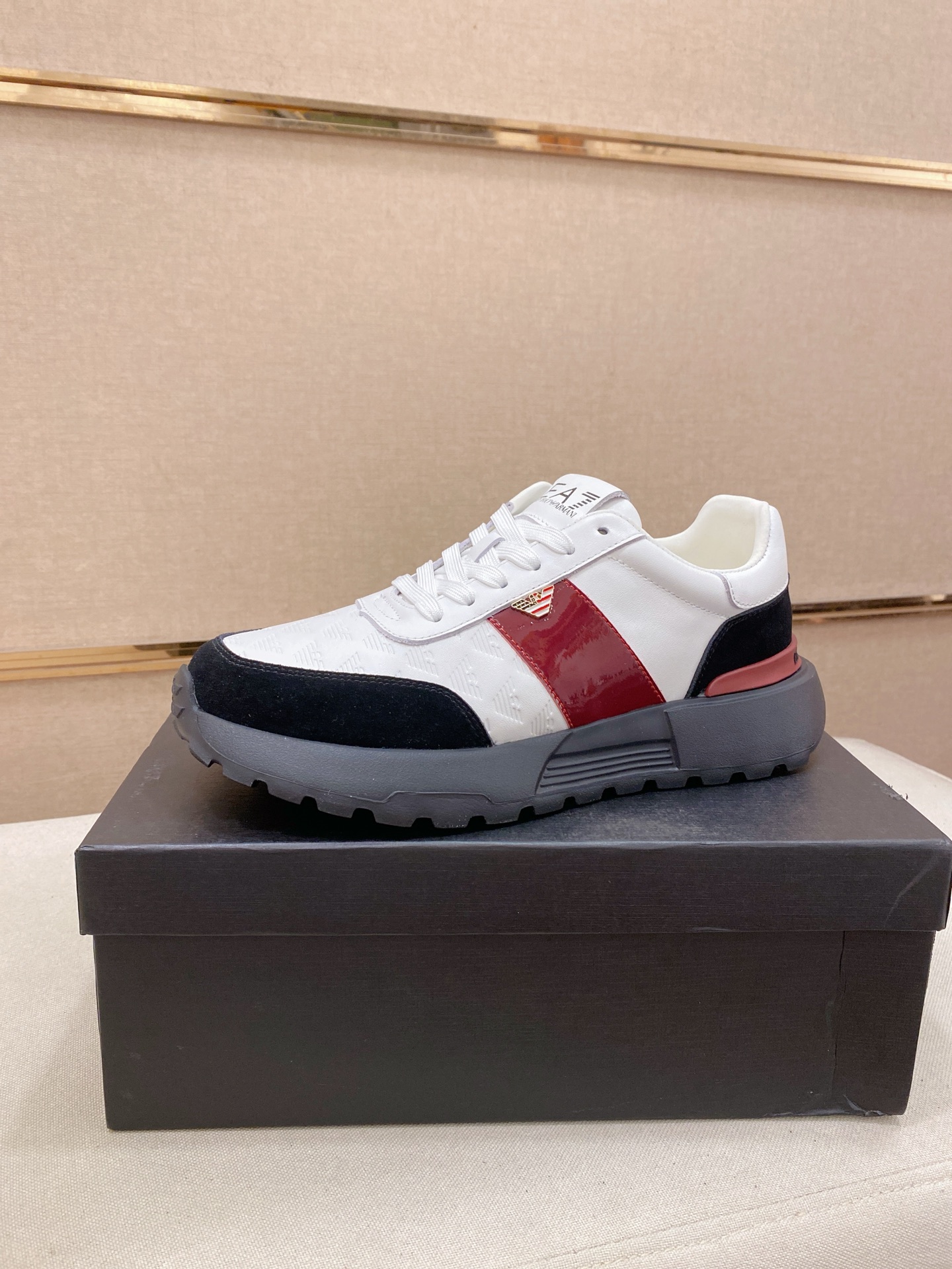 NO:556915,: Armani (Armani) official website synchronizes the latest shoe uppers with imported cowhide. Cowhide lining, foam outsole, top-notch handmade stitch and fine workmanship will definitely satisfy those perfectionist men who pursue high luxury quality. Large quantities of sizes 38-44 are in stock.,,armani,armani,cowhide19860909: armani(阿玛尼)官网同步最新款鞋面采用进口牛皮.牛皮内里,发泡大底,顶级手工一针一线做工精细绝对满足那些追求高奢品质的完美主义型男 38—44码大量现货.,,armani,armani,cowhide,Men's shoes