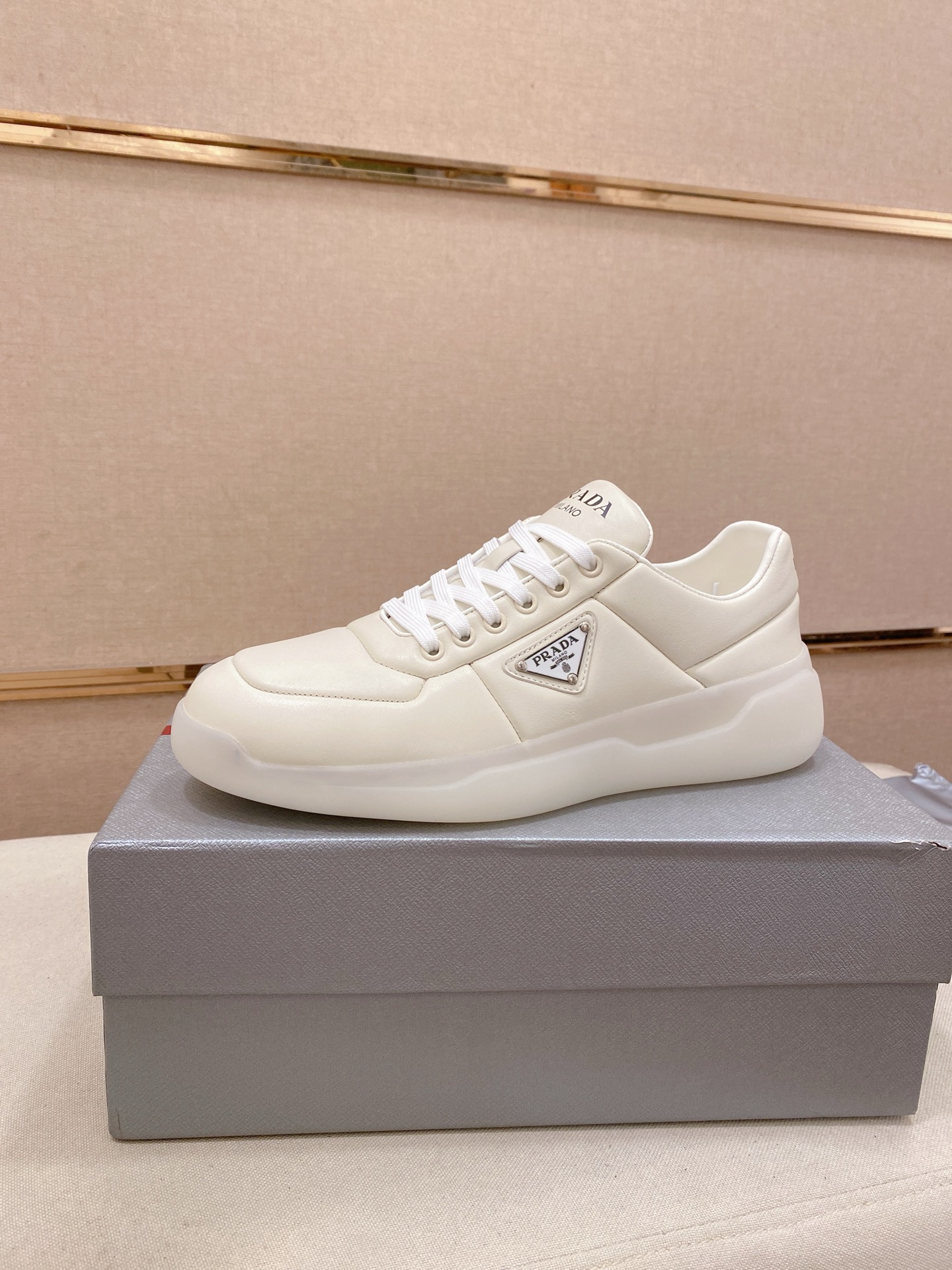 NO:556924,High-end high-quality new PRADA (Prada) counters are launched at the same time. The new men's shoes and fabrics are selected from first-layer cowhide and are made by pure handicrafts. Inside: full cowhide lining. High-end air-cushion molded non-slip rubber outsole, exquisite lines, simple and elegant, comfortable and high-end for leisure and travel. Size: 38 to 45,, prada, prada, cowhide19860909高版本 高品质新款PRADA(普拉达)专柜同步上市, 新款男鞋、面料精选头层牛皮,纯手工艺制作而成.内里:全牛皮内里.高端气垫开模防滑橡胶大底,精美线条、简约大气,上脚舒服上挡次、休闲旅游.码数:38一45,,prada,prada,cowhide,Men's shoes