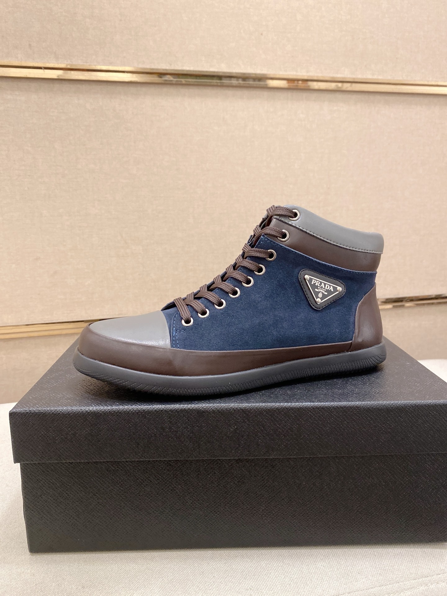 NO:574472,: (Prada) The latest high-top casual fashion men's shoes from the official website. The popular version is simple and elegant, exclusive for trendy men. The unique original decoration of the latest brand elements from the official website is fashionable and generous. The fabric is original cowhide and sheepskin lining. The official website specifies wear-resistant casual outsole. The classic model at the counter is shot in real life 38-44.,, prada, cowhide, sheepskin19860909:(普拉达)官网最新款高帮休闲时尚男鞋,爆款版型简洁大气,潮男专属.独有的官网最新品牌元素元素原版装饰,时尚又大方,面料原版牛皮羊皮内里,官网指定耐磨休闲大底,专柜经典款实物拍摄38-44.,,prada,cowhide,sheepskin,Men's shoes