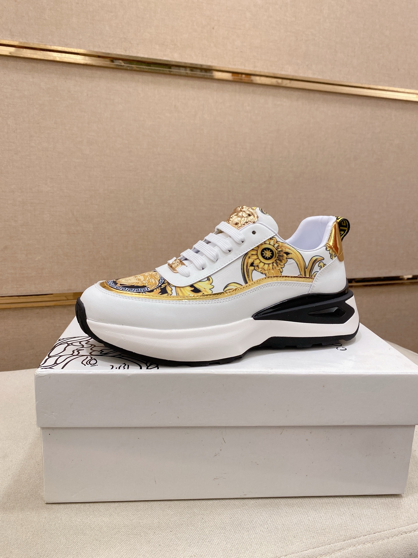 NO:574466,The new Versace (Versace) upper is imported cowhide lining and imported sheepskin lining. The original outsole is molded to reflect the identity of every man. The upper foot is atmospheric and stable. The high-end custom shop original replica last is unchanged regardless of wind and rain. It can withstand the verification of time. The size is 38-44.45 customized!  ,,versace,versace,cowhide,sheepskin19860909新款versace (范思哲)鞋面进口牛皮内里进口羊皮内里 .原版大底开模,每一位男士的身份衬托,上脚大气稳重高端定制专柜原版复刻不管风吹雨打鞋楦不变,经得起时间的验证, 码数38-44.45定做！,,versace,versace,cowhide,sheepskin,Men's shoes