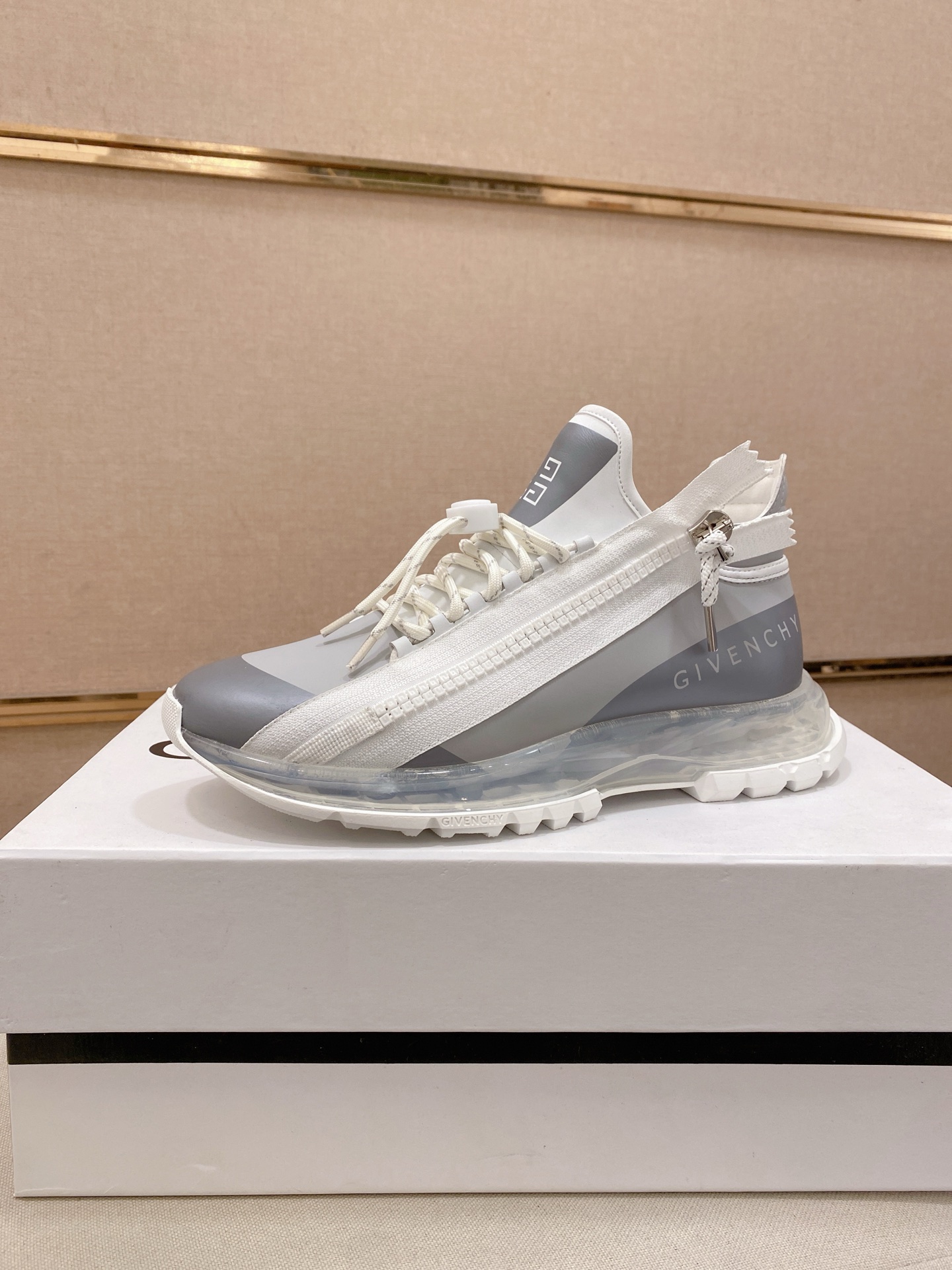 NO:574672,: G I V E N C H Y Givenchy's new model, counter synchronization, one pair for each person, not to be missed, counter purchase version, completely 1:1 mold customization, top version, original display provides comparison, so that the big product can be 0 different from the original version (witness the actual objects and pictures) 1. Original fabric, technical fabric, glue-spinning process, 2. Lining, original cowhide lining, dry and comfortable, 3. Genuine sole, exclusive private mold air cushion outsole [Size], code number 38-44.,,givenchy,cowhide19860909: G I V E N C H Y 纪梵希新款 专柜同步 人手一双 不容错过 专柜买版 完全1:1 开模定制顶级版本 原版展示提供对比 让大货做到和原版0区别（实物和图片来见证1面料原版科技面料滴胶工艺2内里原版牛皮内里 干爽 舒适3鞋底正品独家私模气垫大底【Size】码数38-44.,,givenchy,cowhide,Men's shoes