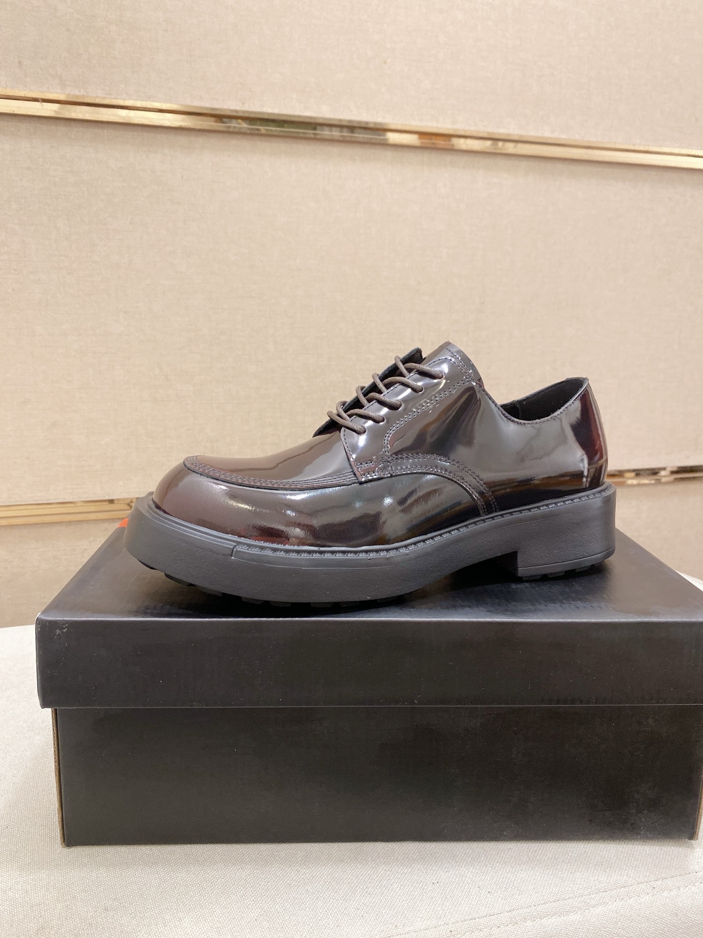 NO:575026,High-end high-quality new PRADA (Prada) counters are launched at the same time. The new men's shoes and fabrics are imported lacquered first-layer cowhide and imported cowhide lining. High-end air cushion molded anti-slip rubber outsole, exquisite lines, simple and elegant, comfortable and high-end, suitable for leisure travel. Size: 38 to 45, prada, prada, cowhide19860909高版本 高品质新款PRADA(普拉达)专柜同步上市, 新款男鞋、面料精选进口漆面头层牛皮,进口牛皮内里.高端气垫开模防滑橡胶大底,精美线条、简约大气,上脚舒服上挡次、休闲旅游.码数:38一45,,prada,prada,cowhide,Men's shoes