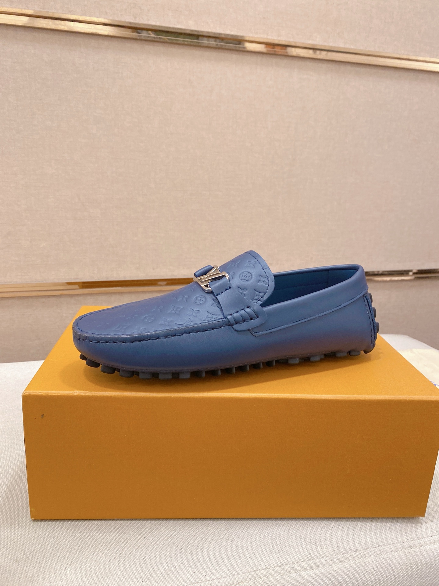 NO:833374,: High-end quality!  LV's exclusive hot-selling new products are now on the shelves, high-quality Ferragamo men's shoes, high-end casual driving shoes, with complete packaging!   Material: imported first-layer cowhide + imported high-quality buffalo leather lining + wear-resistant outsole. Features: high-end and comfortable. Purely handmade to create the perfect shoes that suit you. Size (38-44) can be customized to 45 standard size!  ,,louis vuitton,ferragamo,cowhide19860909: 高端品质！ LV 独家爆款现货新品上架,高品质菲拉格慕男士豆豆鞋高品质,高端休闲驾驶鞋,配全套包装！  材质进口头层牛皮+进口优质水牛皮内里+耐磨大底 特点高档舒适 纯手工制作  打造最适合您的的完美鞋履  码数(38-44）可定做45标准码！,,louis vuitton,ferragamo,cowhide,Men's shoes