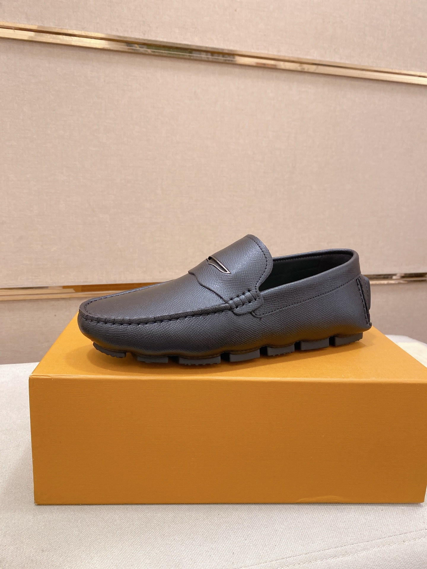NO:833378,: High-end quality!  LV's exclusive hot-selling new products are now on the shelves, high-quality Ferragamo men's shoes, high-end casual driving shoes, with complete packaging!   Material: imported first-layer cowhide + imported high-quality buffalo leather lining + wear-resistant outsole. Features: high-end and comfortable. Purely handmade to create the perfect shoes that suit you. Size (38-44) can be customized to 45 standard size!  ,,louis vuitton,ferragamo,cowhide19860909: 高端品质！ LV 独家爆款现货新品上架,高品质菲拉格慕男士豆豆鞋高品质,高端休闲驾驶鞋,配全套包装！  材质进口头层牛皮+进口优质水牛皮内里+耐磨大底 特点高档舒适 纯手工制作  打造最适合您的的完美鞋履  码数(38-44）可定做45标准码！,,louis vuitton,ferragamo,cowhide,Men's shoes