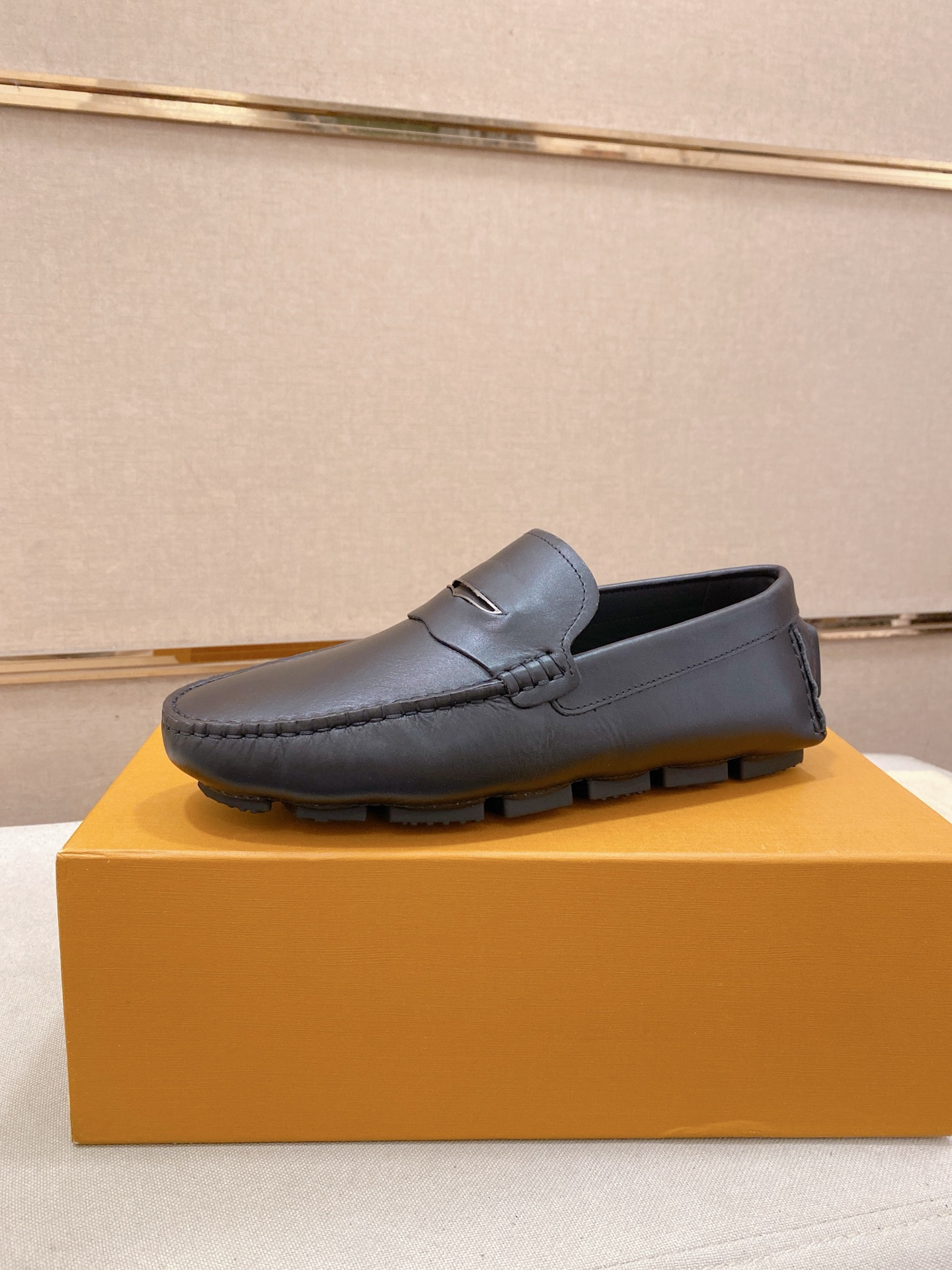 NO:833383,: High-end quality!  LV's exclusive hot-selling new products are now on the shelves, high-quality Ferragamo men's shoes, high-end casual driving shoes, with complete packaging!   Material: imported first-layer cowhide + imported high-quality buffalo leather lining + wear-resistant outsole. Features: high-end and comfortable. Purely handmade to create the perfect shoes that suit you. Size (38-44) can be customized to 45 standard size!  ,,louis vuitton,ferragamo,cowhide19860909: 高端品质！ LV 独家爆款现货新品上架,高品质菲拉格慕男士豆豆鞋高品质,高端休闲驾驶鞋,配全套包装！  材质进口头层牛皮+进口优质水牛皮内里+耐磨大底 特点高档舒适 纯手工制作  打造最适合您的的完美鞋履  码数(38-44）可定做45标准码！,,louis vuitton,ferragamo,cowhide,Men's shoes