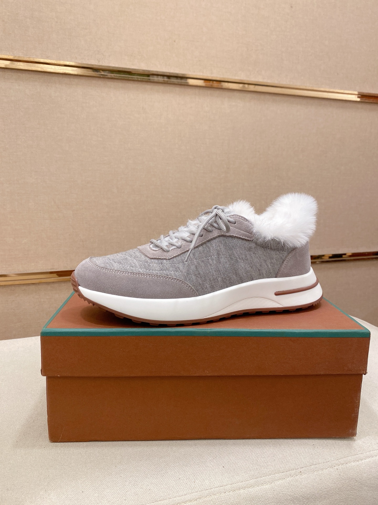 NO:621074,: lp classic loafers, Italian treasure brand, the only brand that can match Hermès!  Only after wearing it do we realize that we can’t live up to our feet. The upper is imported first-layer cowhide with breathable fabrics, wool lining, and water-dyed cowhide feet. Official original glass rubber outsole and pendant. Exclusive original packaging (tag brand paper outer box handbag) code size 38-44. Can be customized 45-46, hermes, loro piana, loafers, cowhide19860909:  lp经典乐福鞋,意大利宝藏品牌,唯一能和爱马仕匹配的品牌！穿了才知道不能辜负我们的双脚,鞋面进口头层牛皮搭配透气面料,羊毛内里,水染牛皮垫脚 官方原版玻璃胶大底、吊坠.独家原版包装（吊牌品牌纸外盒手提袋）码数38-44.可定做45-46,,hermes,loro piana,loafers,cowhide,Men's shoes