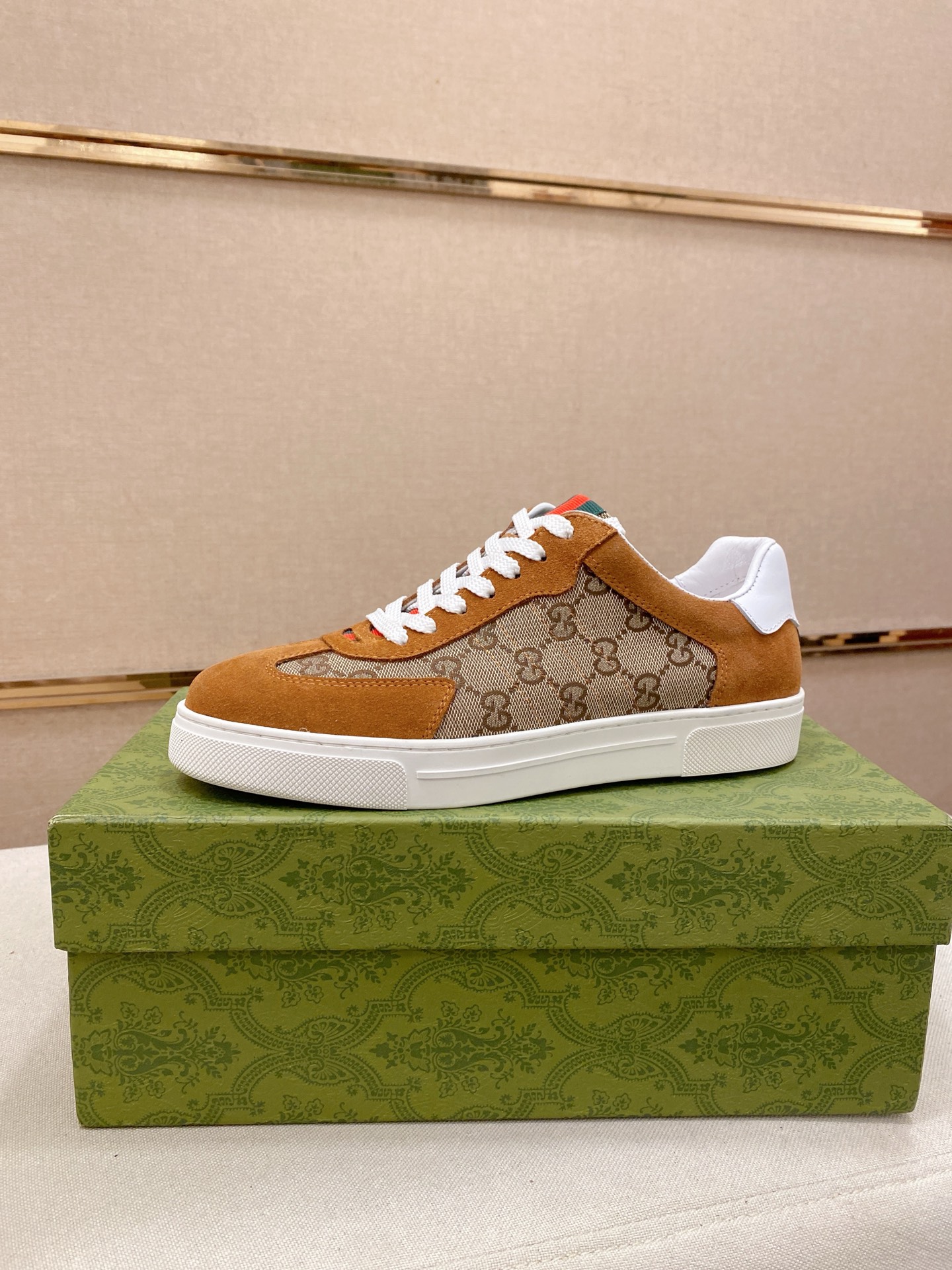 NO:621076,: (GUCCI) The latest casual and fashionable men's shoes from the official website, the popular version is simple and elegant, exclusive for trendy men. The unique official website's latest brand elements are the original Gucci decoration, fashionable and generous, the fabric is original cowhide and sheepskin lining, the official website specifies wear-resistant casual outsole, the classic model at the counter is shot in kind 38-44 (45 is custom-made and cannot be returned or exchanged),, gucci, cowhide, sheepskin19860909:（古奇GUCCI）官网最新款休闲时尚男鞋,爆款版型简洁大气,潮男专属.独有的官网最新品牌元素元素古奇原版装饰,时尚又大方,面料原版牛皮羊皮内里,官网指定耐磨休闲大底,专柜经典款实物拍摄38-44（45订做不退换）,,gucci,cowhide,sheepskin,Men's shoes