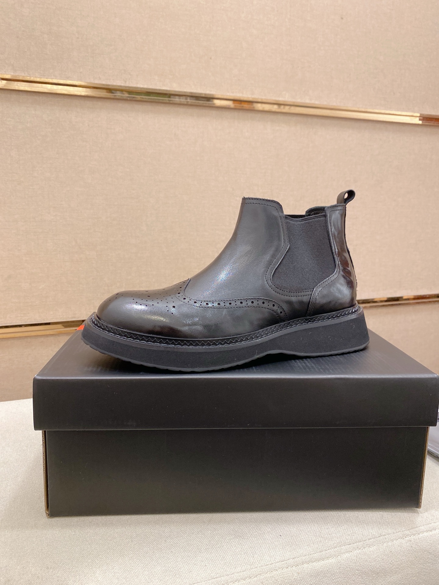 NO:621063,Leather and velvet lining optional!  High-end high-quality new PRADA (Prada) counters are launched at the same time. The new men's shoes and fabrics are imported lacquered first-layer cowhide and imported cowhide lining. High-end air cushion molded anti-slip rubber outsole, exquisite lines, simple and elegant, comfortable and high-end, suitable for leisure travel. Size: 38 to 45, prada, prada, cowhide19860909皮里绒里可选！高版本 高品质新款PRADA(普拉达)专柜同步上市, 新款男鞋、面料精选进口漆面头层牛皮,进口牛皮内里.高端气垫开模防滑橡胶大底,精美线条、简约大气,上脚舒服上挡次、休闲旅游.码数:38一45,,prada,prada,cowhide,Men's shoes