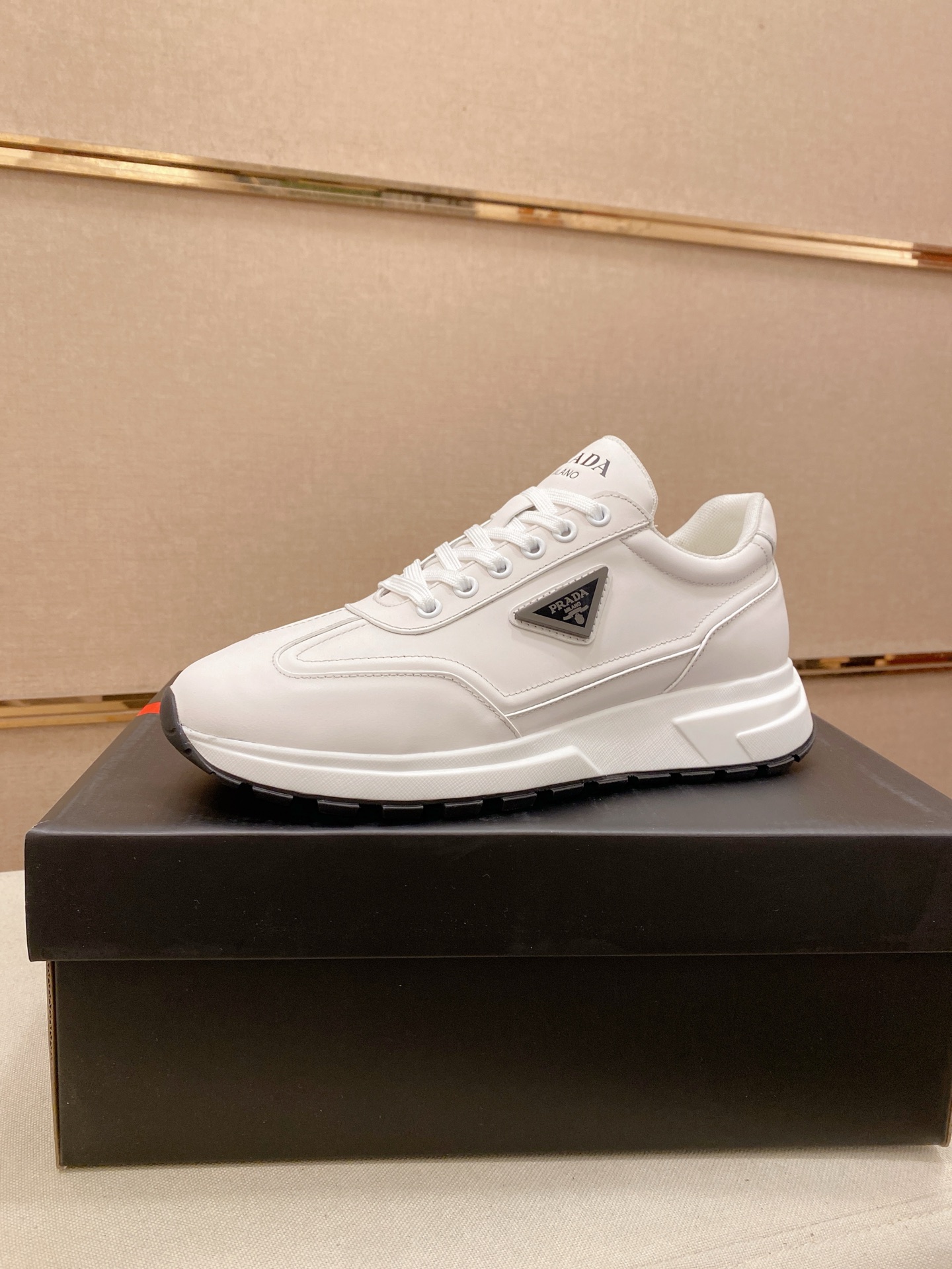 NO:621356,High-end high-quality new PRADA (Prada) counters are launched at the same time. The new men's shoes and fabrics are selected from first-layer cowhide and are made by pure handicrafts. Inside: full cowhide lining. High-end air-cushion molded non-slip rubber outsole, exquisite lines, simple and elegant, comfortable and high-end for leisure and travel. Size: 38 to 45,, prada, prada, cowhide19860909高版本 高品质新款PRADA(普拉达)专柜同步上市, 新款男鞋、面料精选头层牛皮,纯手工艺制作而成.内里:全牛皮内里.高端气垫开模防滑橡胶大底,精美线条、简约大气,上脚舒服上挡次、休闲旅游.码数:38一45,,prada,prada,cowhide,Men's shoes