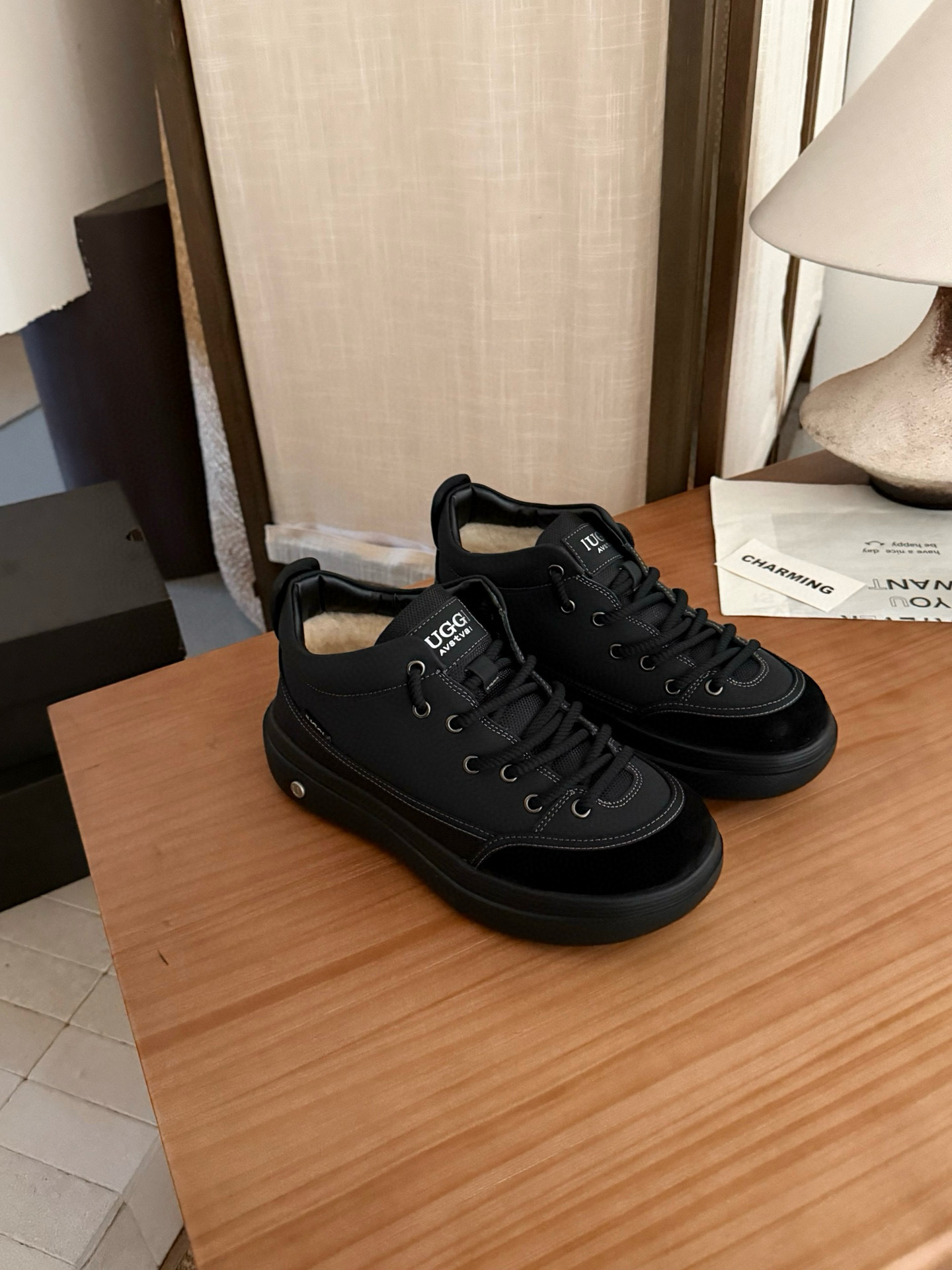 NO:639671,New IUGGI latest fashion products, super cool new thick-soled bread shoes, outdoor sports shoes, non-slip and shock-absorbing, ultra-light, first-layer cowhide, wear-resistant and stain-resistant, delicate texture, lining imported from Australia, wool, comfortable and soft, breathable and not smelly, code number 39-44,,sneakers,cowhide19860909上新 IUGGI 最新时尚潮品 超酷新品厚底面包鞋 户外运动鞋防滑减震 超轻便 头层牛皮 耐磨耐脏 质感细腻 内里澳洲进口羊毛 舒适松软 透气不臭脚 码数39-44,,sneakers,cowhide,Men's shoes