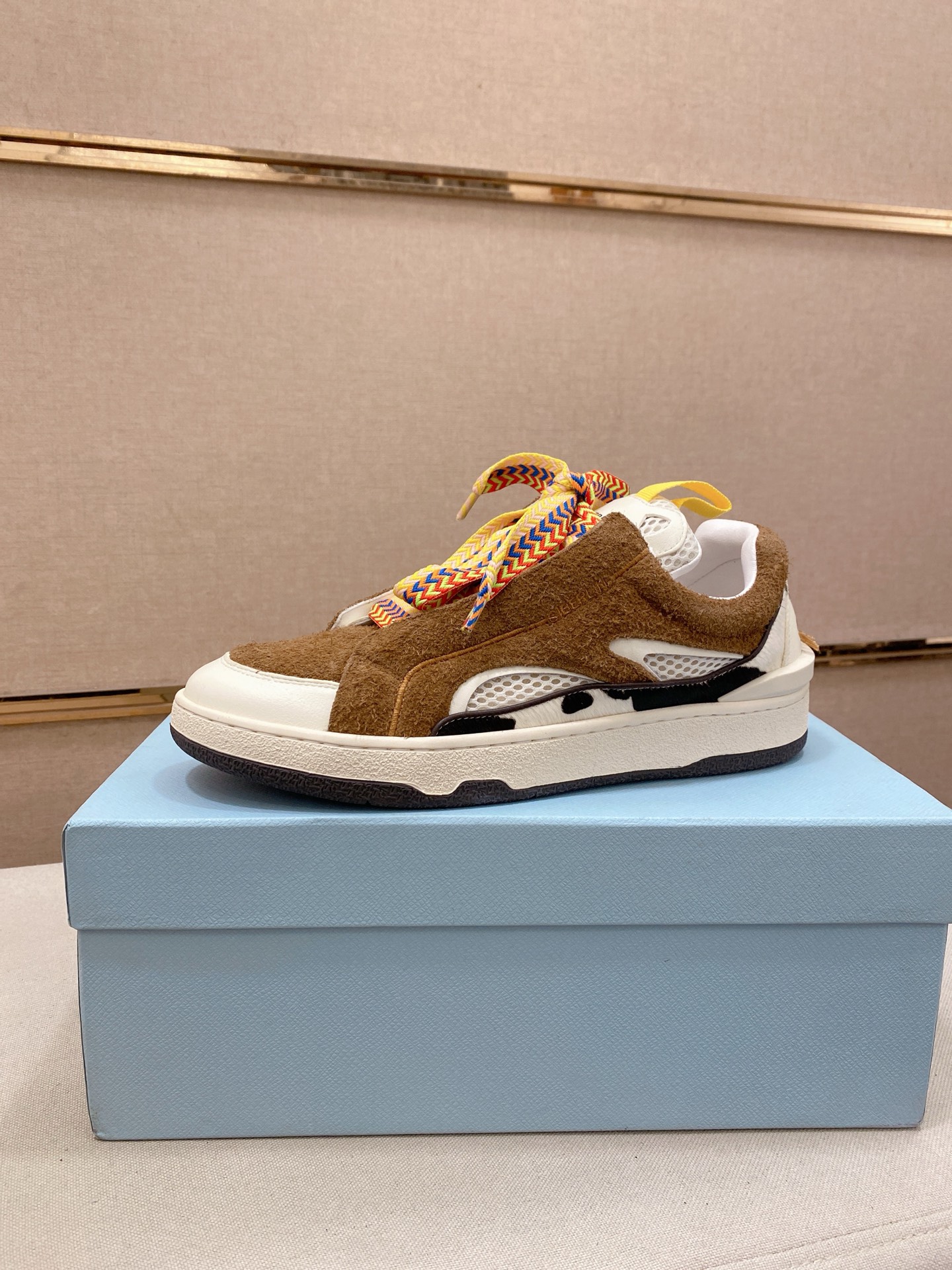 NO:745201,: Lanvin limited series; calm, determined, lively, classic and trendy, mature and youthful; interpreting the multi-faceted charm combination to form a colorful work of art moral training shoes. The official website is very popular with global experts checking in, and many celebrities are planting grass. The upper is made of cowhide, cow suede, fabric, contrasting stitching... cowhide injection molded latex pad. Size: 39-44 (38.45 can be customized)  Comes with original high-end packaging box,cowhide19860909: 浪凡Lanvin 限定系列；沉稳、笃定、活泼、经典与潮流、成熟与青春；诠释多面魅力组合构成一个五彩斑斓的艺术品德训鞋,官网热度火爆全球达人打卡,众多红人都纷纷种草鞋面采用牛皮,牛反绒,织物,撞色拼接……牛皮注塑乳胶垫.码数: 39-44(可定做38.45) 配原版高端包装盒,,cowhide,Men's shoes