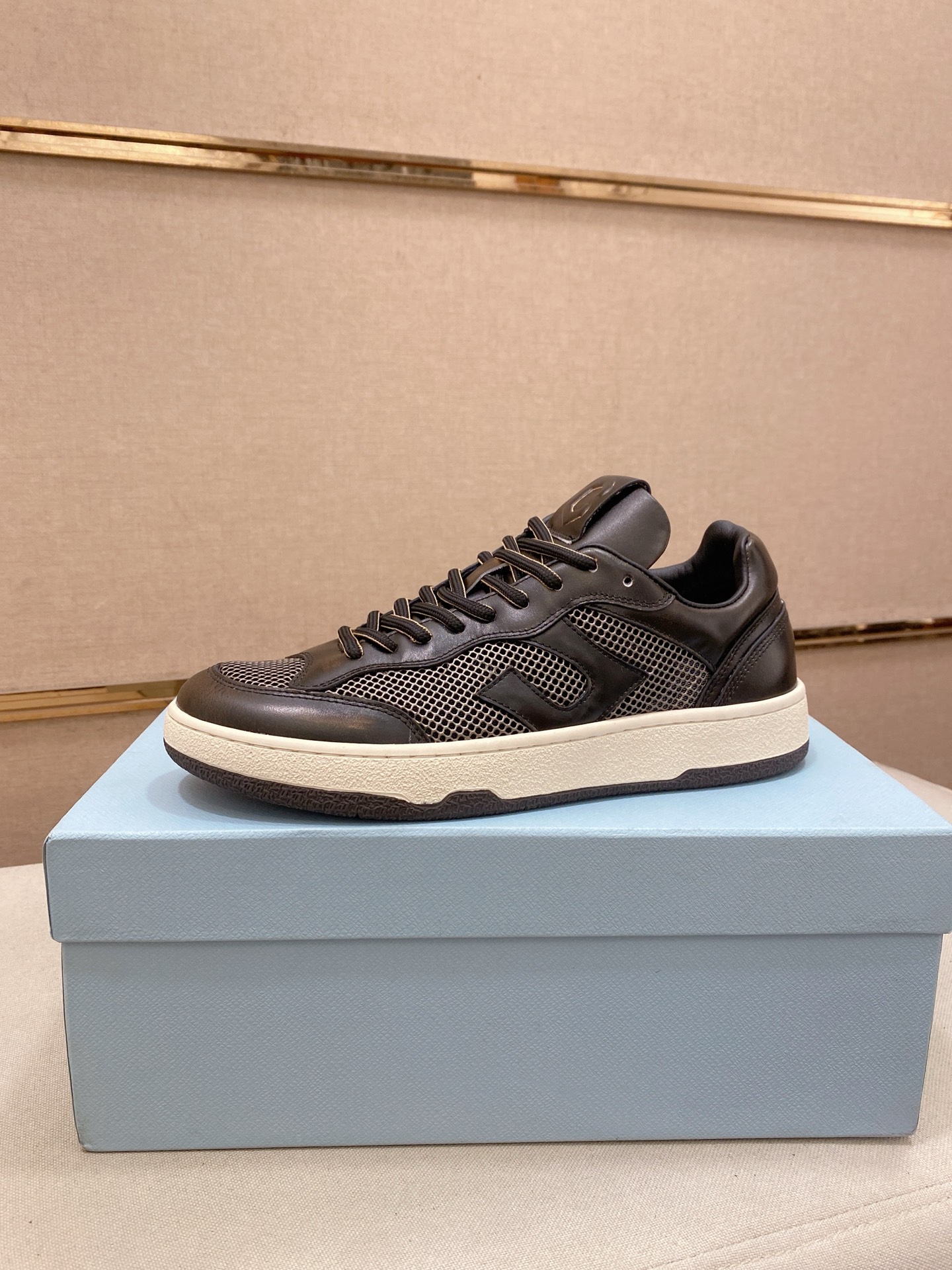 NO:640050,: Lanvin limited series; calm, determined, lively, classic and trendy, mature and youthful; interpreting the multi-faceted charm combination to form a colorful work of art moral training shoes. The official website is very popular with global experts checking in, and many celebrities are planting grass. The upper is made of cowhide, cow suede, fabric, contrasting stitching... cowhide injection molded latex pad. Size: 39-44 (38.45 can be customized)  Comes with original high-end packaging box,cowhide19860909: 浪凡Lanvin 限定系列；沉稳、笃定、活泼、经典与潮流、成熟与青春；诠释多面魅力组合构成一个五彩斑斓的艺术品德训鞋,官网热度火爆全球达人打卡,众多红人都纷纷种草鞋面采用牛皮,牛反绒,织物,撞色拼接……牛皮注塑乳胶垫.码数: 39-44(可定做38.45) 配原版高端包装盒,,cowhide,Men's shoes