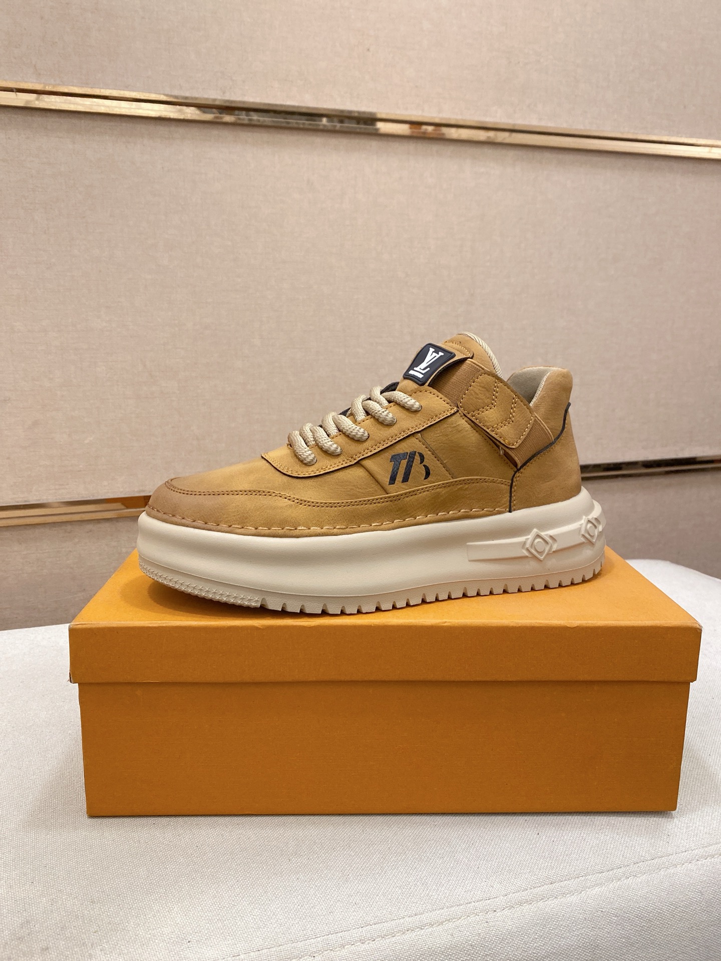 NO:640053,: Louis Vuitton (Louis Vuitton/LV) top new models are on sale at the same time at the counter. The upper is imported Italian first-layer cowhide, and the lining is fully imported mesh. It is a complete 1:1 replica. The sole is specially provided by the original factory. The exclusive movable molded sole is super comfortable. The original factory follows the order. High quality. You can enter and exit the counter at will. You are welcome to compare. Size: 38-44, louis vuitton, louis vuitton, louis vuitton, cowhide19860909: Louis Vuitton(路易威登/LV)顶级新款专柜同步发售,鞋面意大利进口头层牛皮,全进口网布内里,完全1比1复刻,鞋底原厂特供原版底,独家活动成型底超级舒适,原厂跟单货,高品质,可随意进出专柜,欢迎对比.码数:38-44,,louis vuitton,louis vuitton,louis vuitton,cowhide,Men's shoes