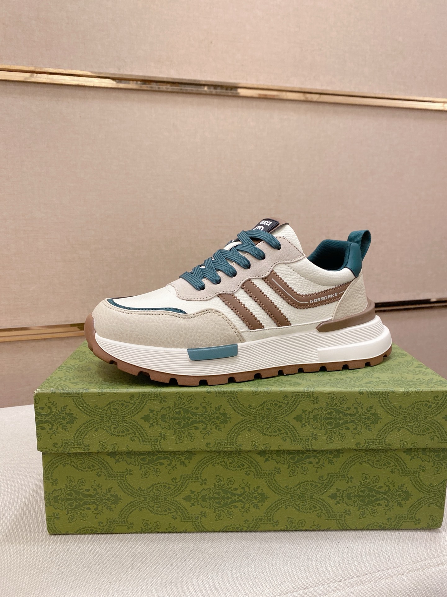 NO:640056,GUCCI (Gucci) top new models are on sale at the same time at the counter. The uppers are imported from Italy. The first-layer cowhide material is imported. The breathable lining is fully imported, completely reproduced 1:1. The soles are specially provided by the original factory. The exclusive movable molded soles are super comfortable. Original factory follow-up products. High quality. You can enter and leave the counter at will. Welcome to compare. Size: 38-44, gucci, cowhide19860909GUCCI(古奇)顶级新款专柜同步发售,鞋面意大利进口头层牛皮料.全进口透气内里,完全1比1复刻,鞋底原厂特供原版底,独家活动成型底超级舒适,原厂跟单货,高品质,可随意进出专柜,欢迎对比.码数:38-44,,gucci,cowhide,Men's shoes