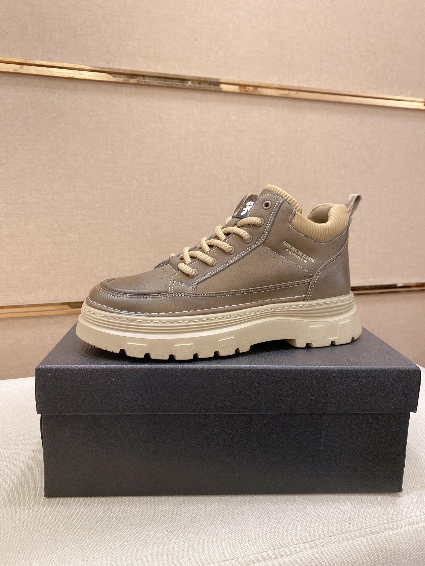 NO:640059,The new PRADA (Prada) counters are on the market at the same time. The new men's shoes are made of selected cowhide. Inner lining: mesh lining. High-end air cushion molded anti-slip rubber outsole, exquisite lines, simple and elegant, comfortable and high-end, suitable for leisure travel. Size: 38 to 44, prada, prada, cowhide19860909新款PRADA(普拉达)专柜同步上市, 新款男鞋、面料精选牛皮.内里:网布内里.高端气垫开模防滑橡胶大底,精美线条、简约大气,上脚舒服上挡次、休闲旅游.码数:38一44,,prada,prada,cowhide,Men's shoes